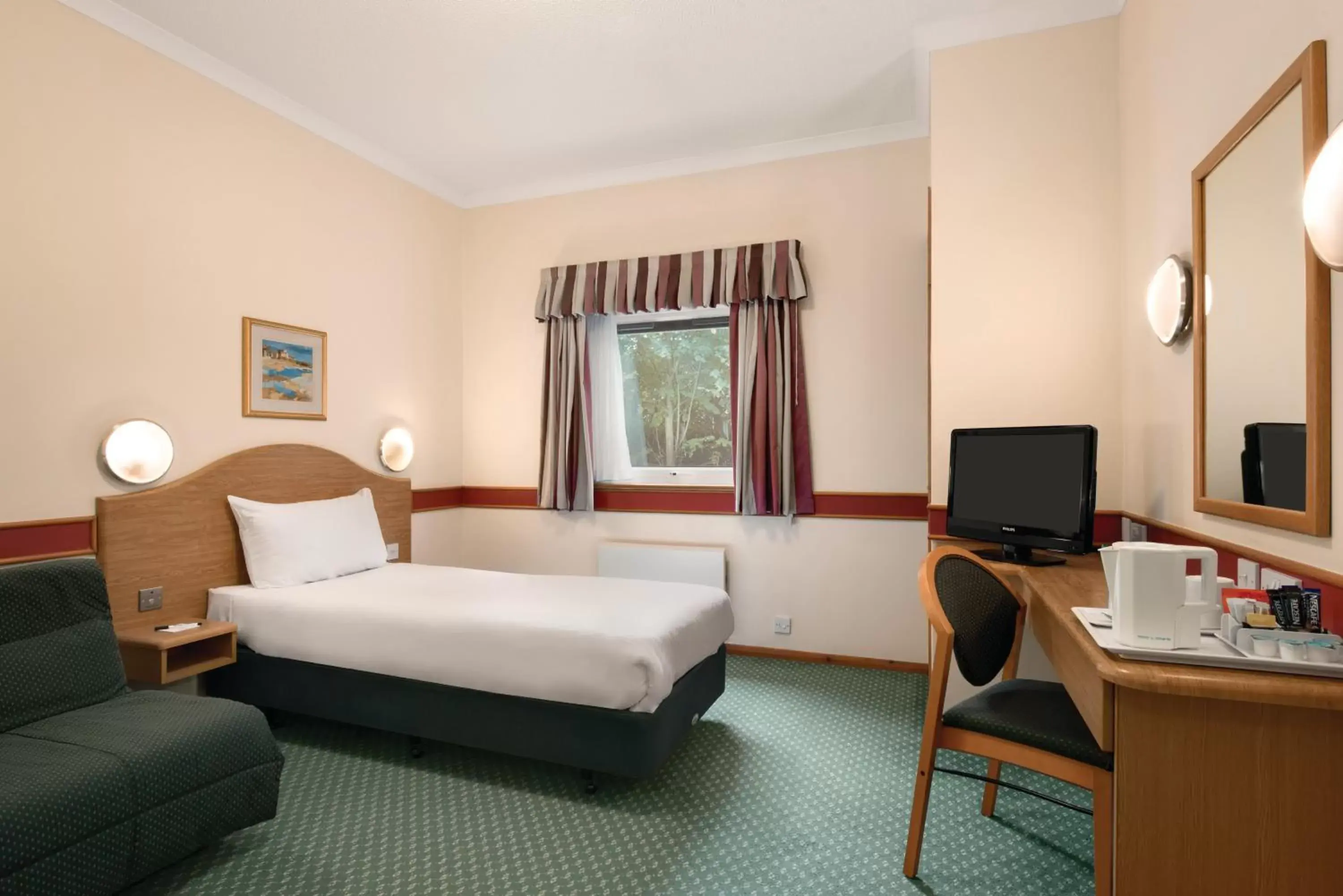 Photo of the whole room in Days Inn by Wyndham Donington