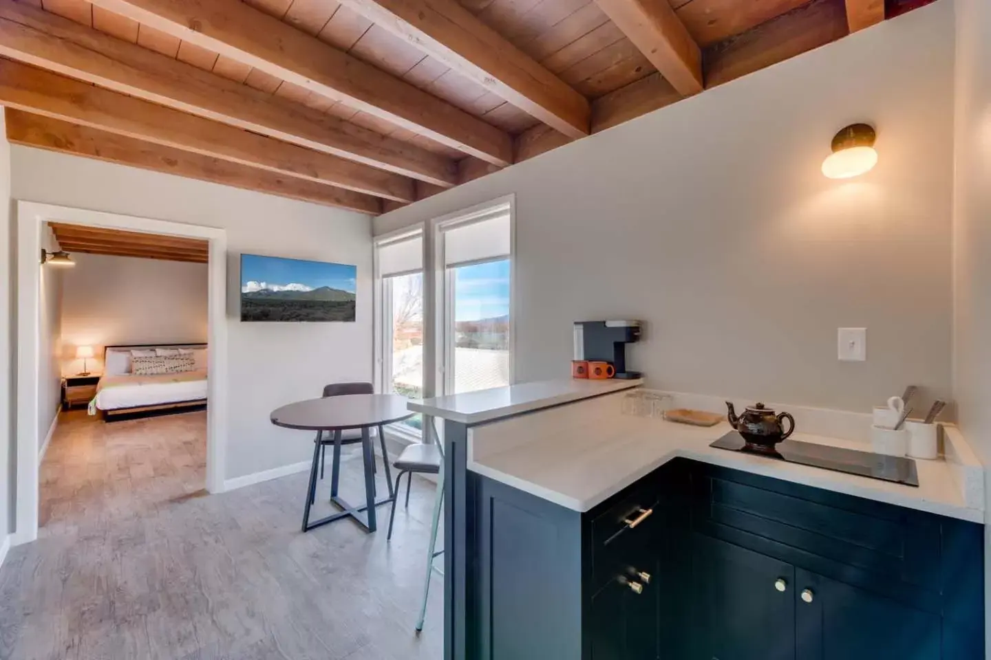 Seating area, Kitchen/Kitchenette in Taos Motor Lodge