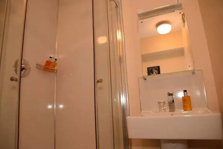 Bathroom in Harry's Hotel & Restaurant