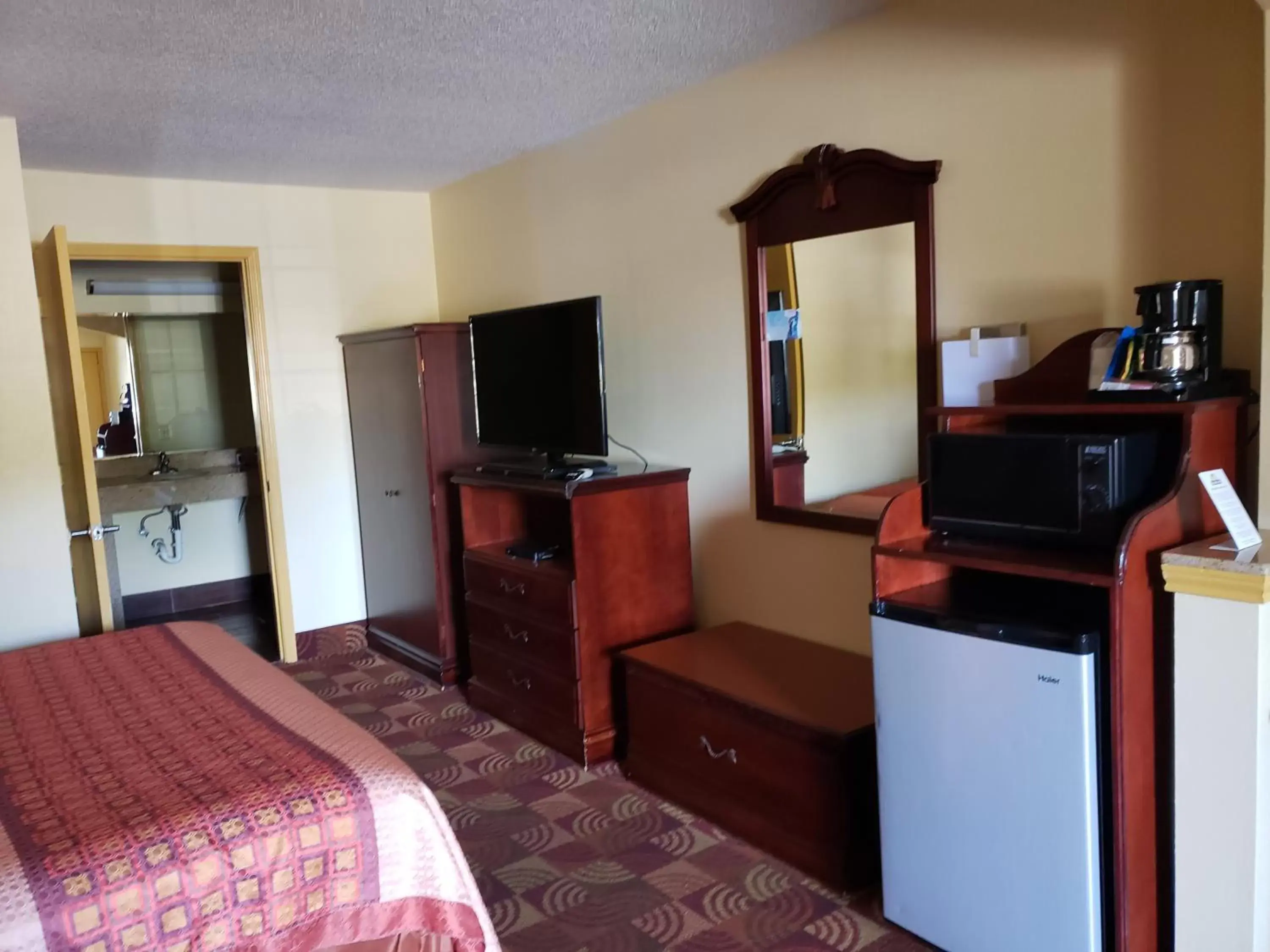 TV/Entertainment Center in Days Inn & Suites by Wyndham Tuscaloosa - Univ. of Alabama