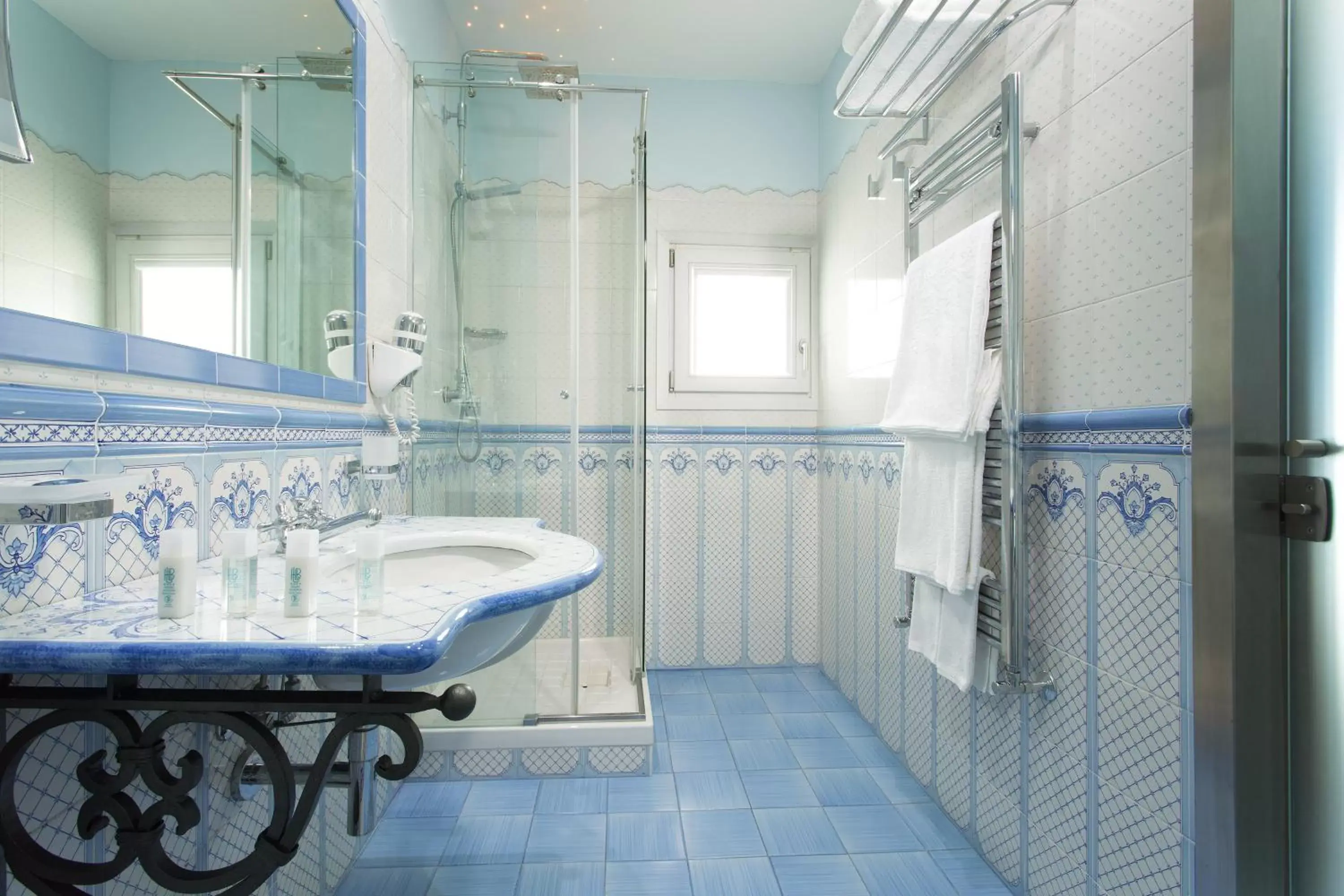 Shower, Bathroom in Lloyd's Baia Hotel