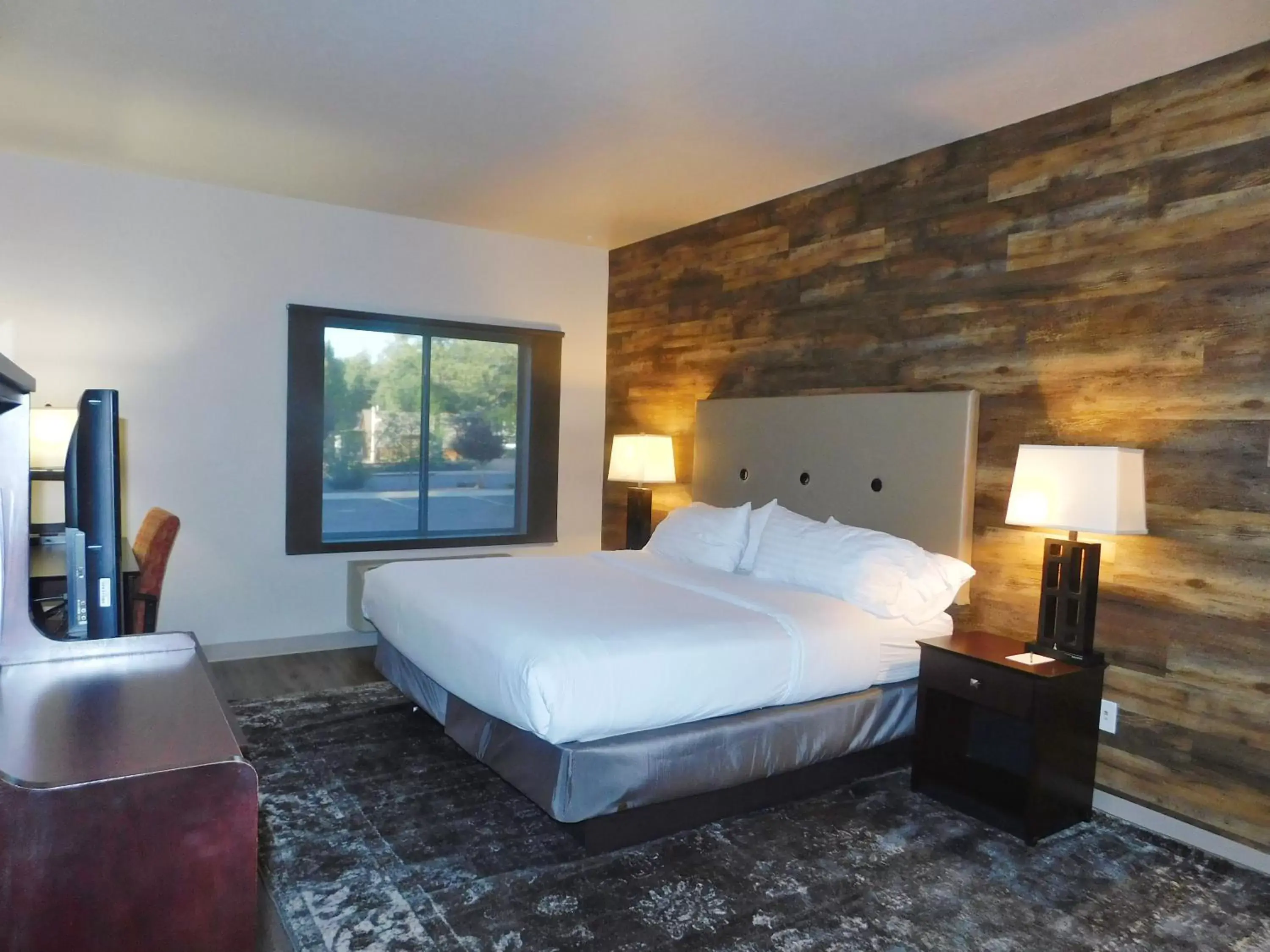 Bedroom, Bed in GreenTree Inn & Suites Pinetop