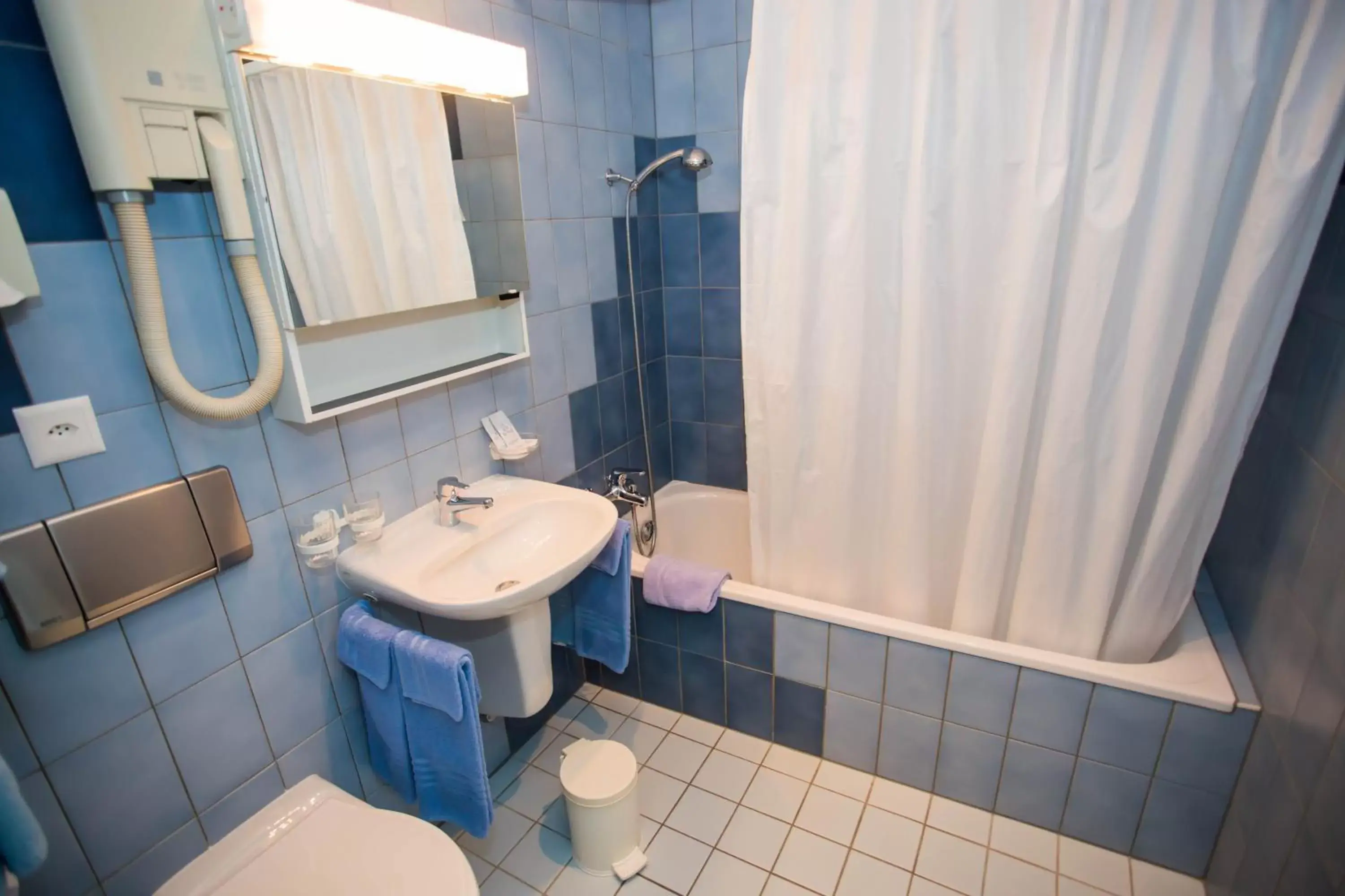 Bathroom in Hôtel du Port