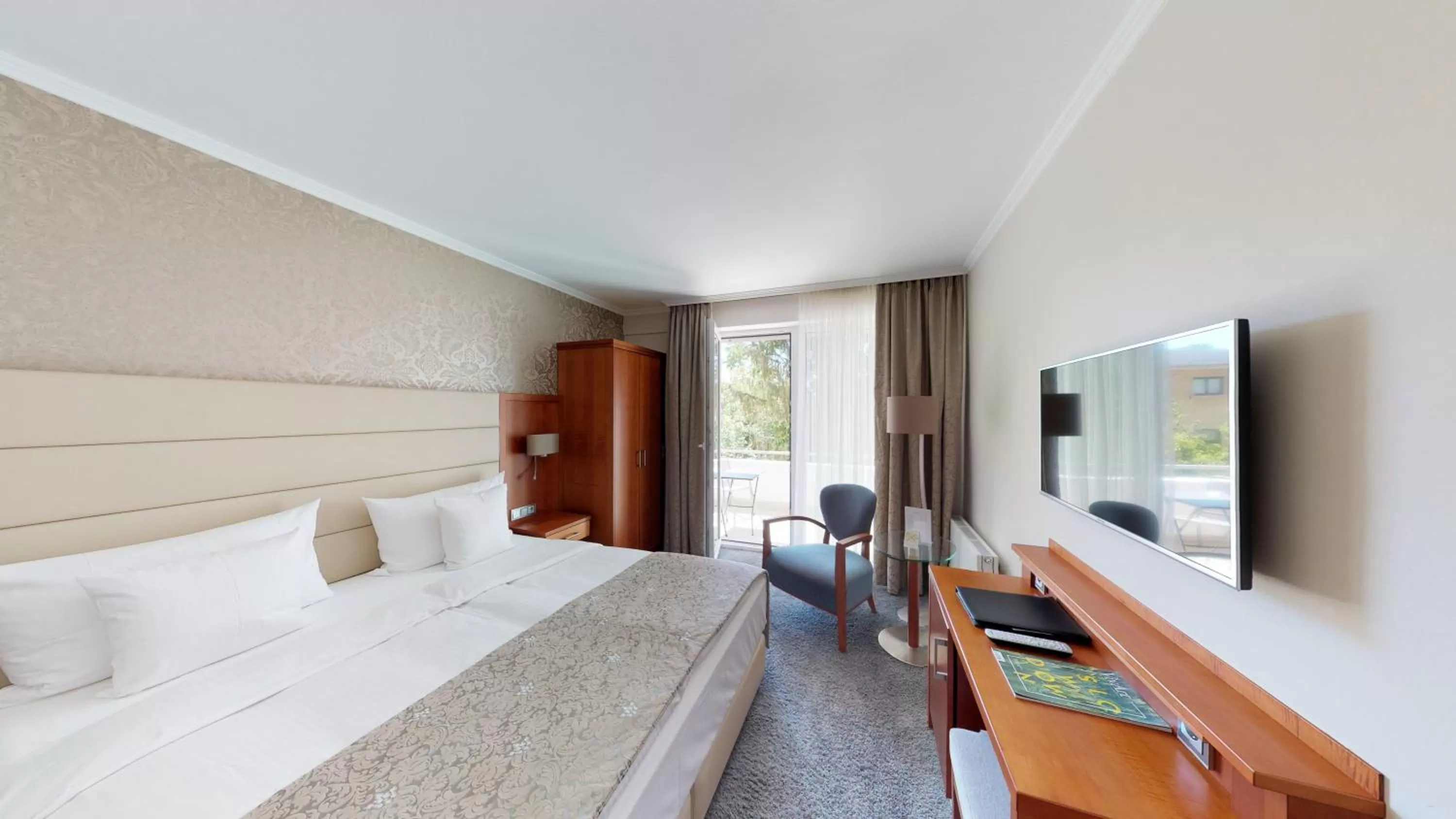 Photo of the whole room, Bed in Hotel Oranien Wiesbaden