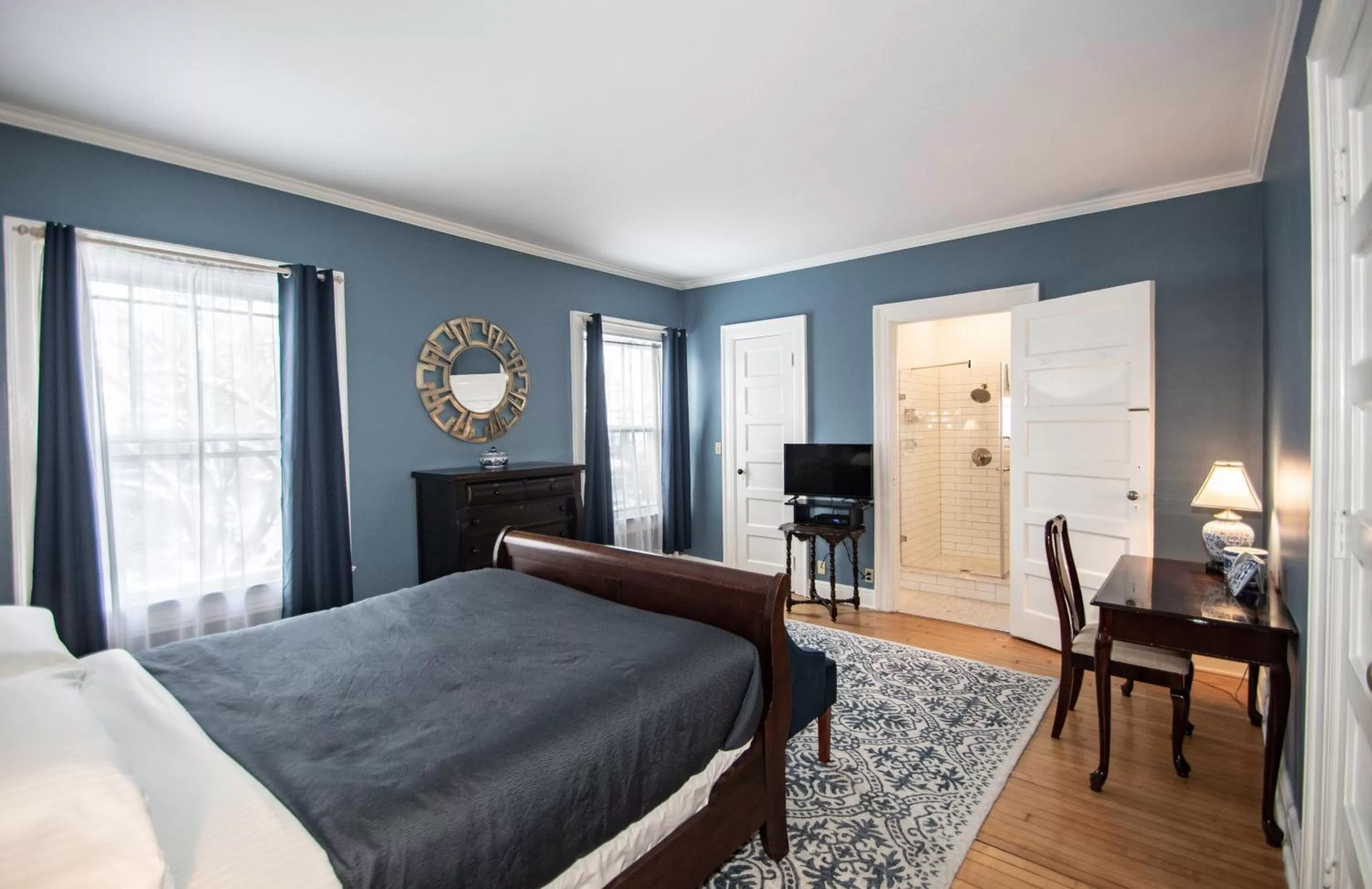 Photo of the whole room in Looking Glass Inn