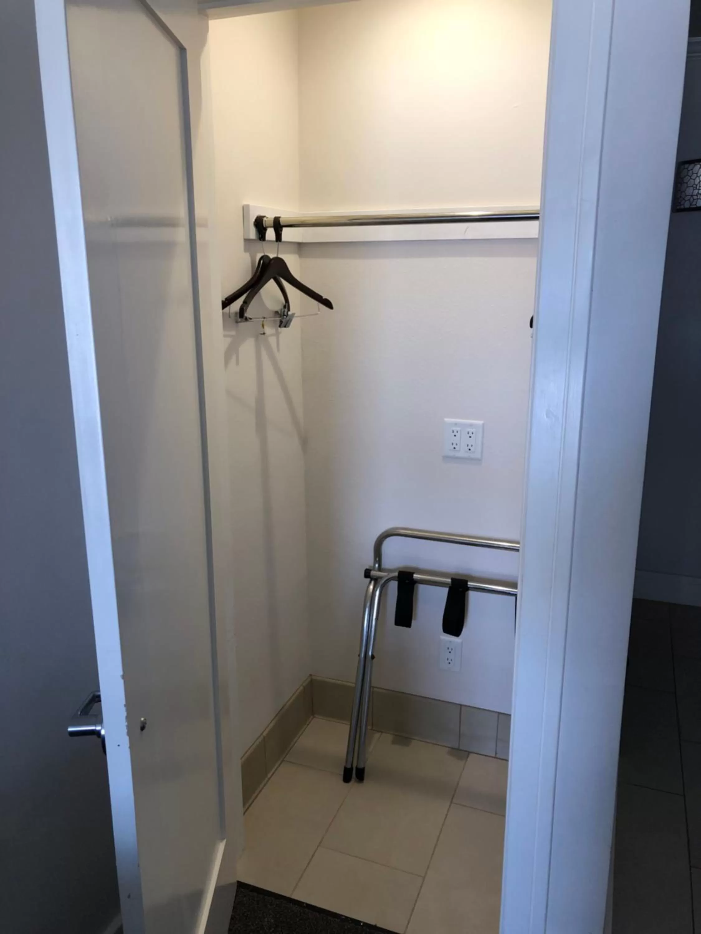 Decorative detail, Bathroom in El Rancho Motel