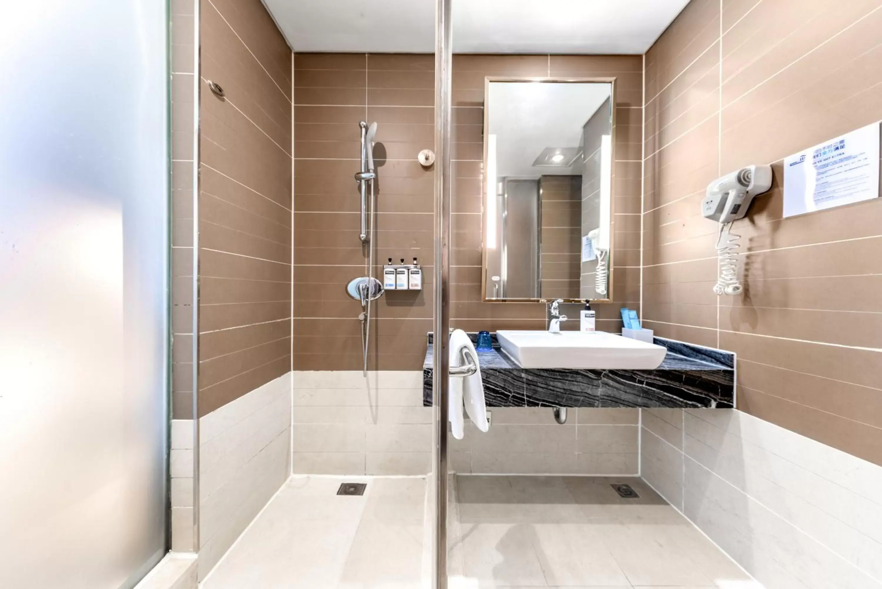 Toilet, Bathroom in Holiday Inn Express Chongqing Guanyinqiao , an IHG Hotel