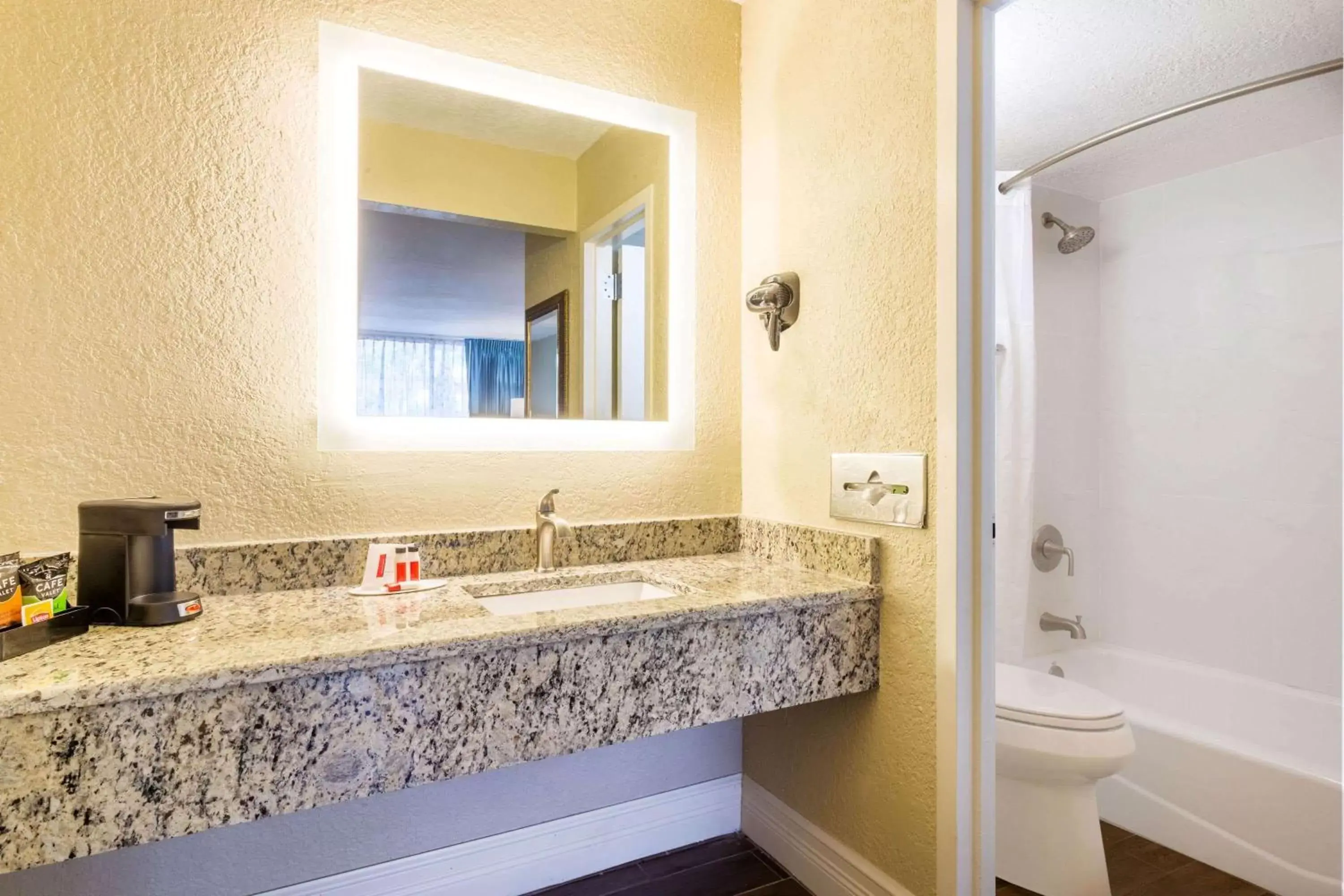 Bathroom in Howard Johnson by Wyndham Lakeland