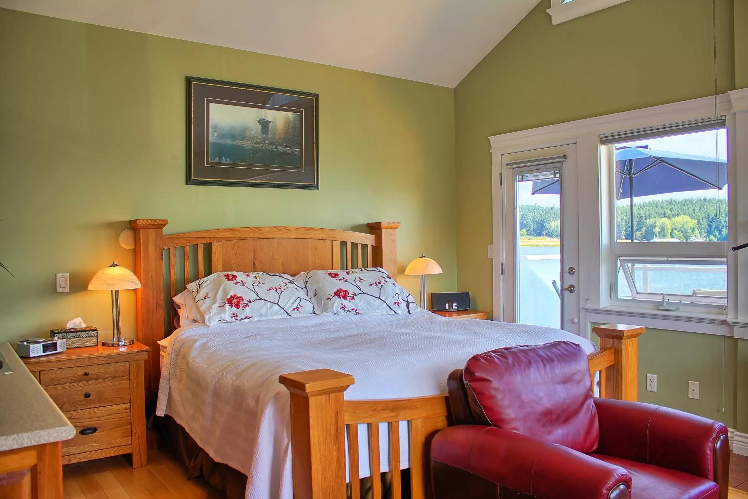 Bedroom, Bed in Birds of a Feather Victoria Oceanfront Studio Suites