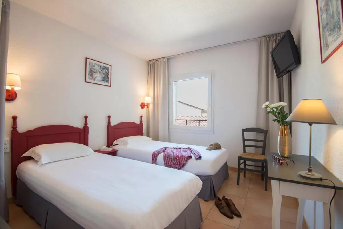 Photo of the whole room, Bed in Hotel du Forum