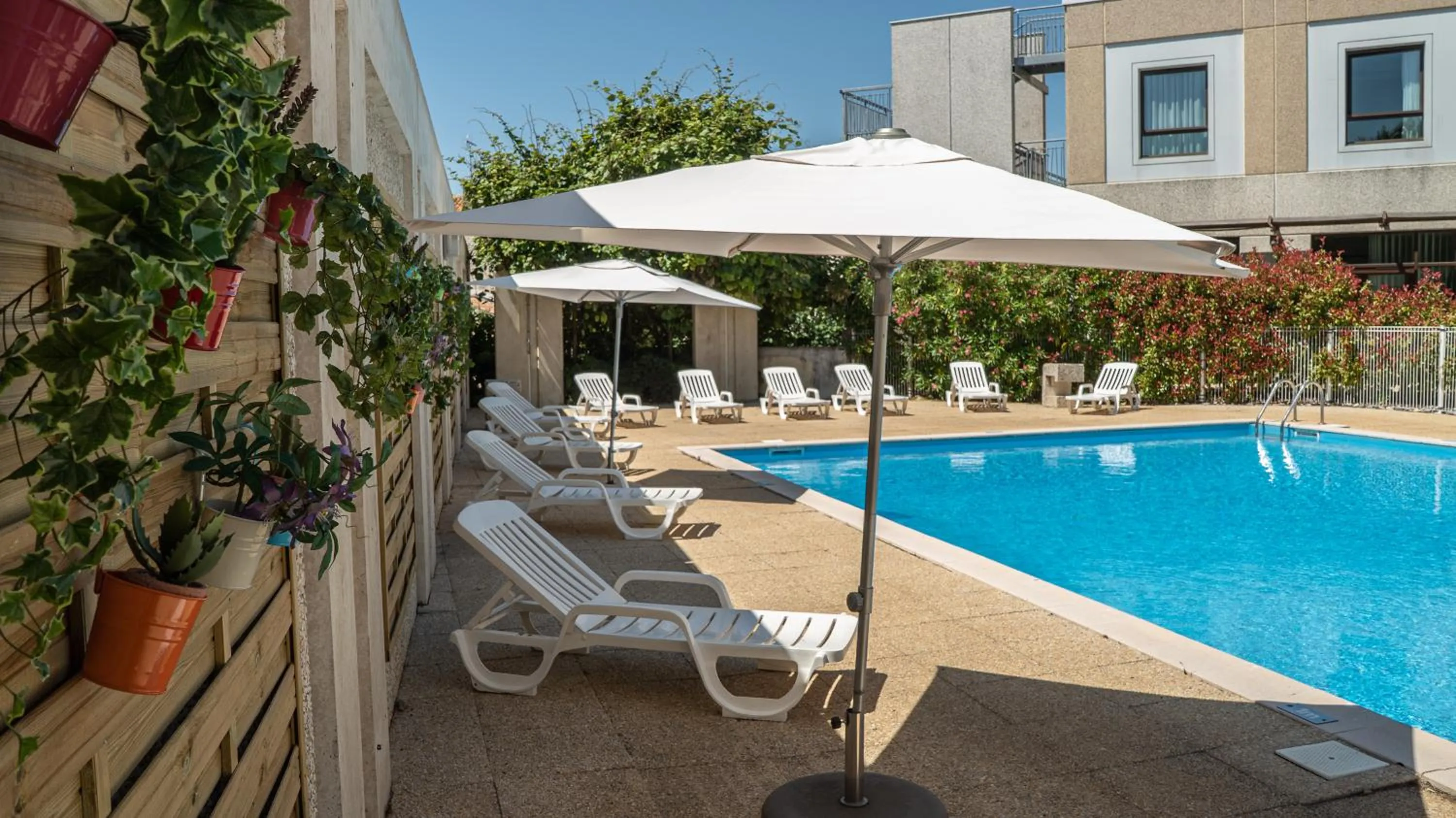 Swimming pool in Mercure Niort Marais Poitevin