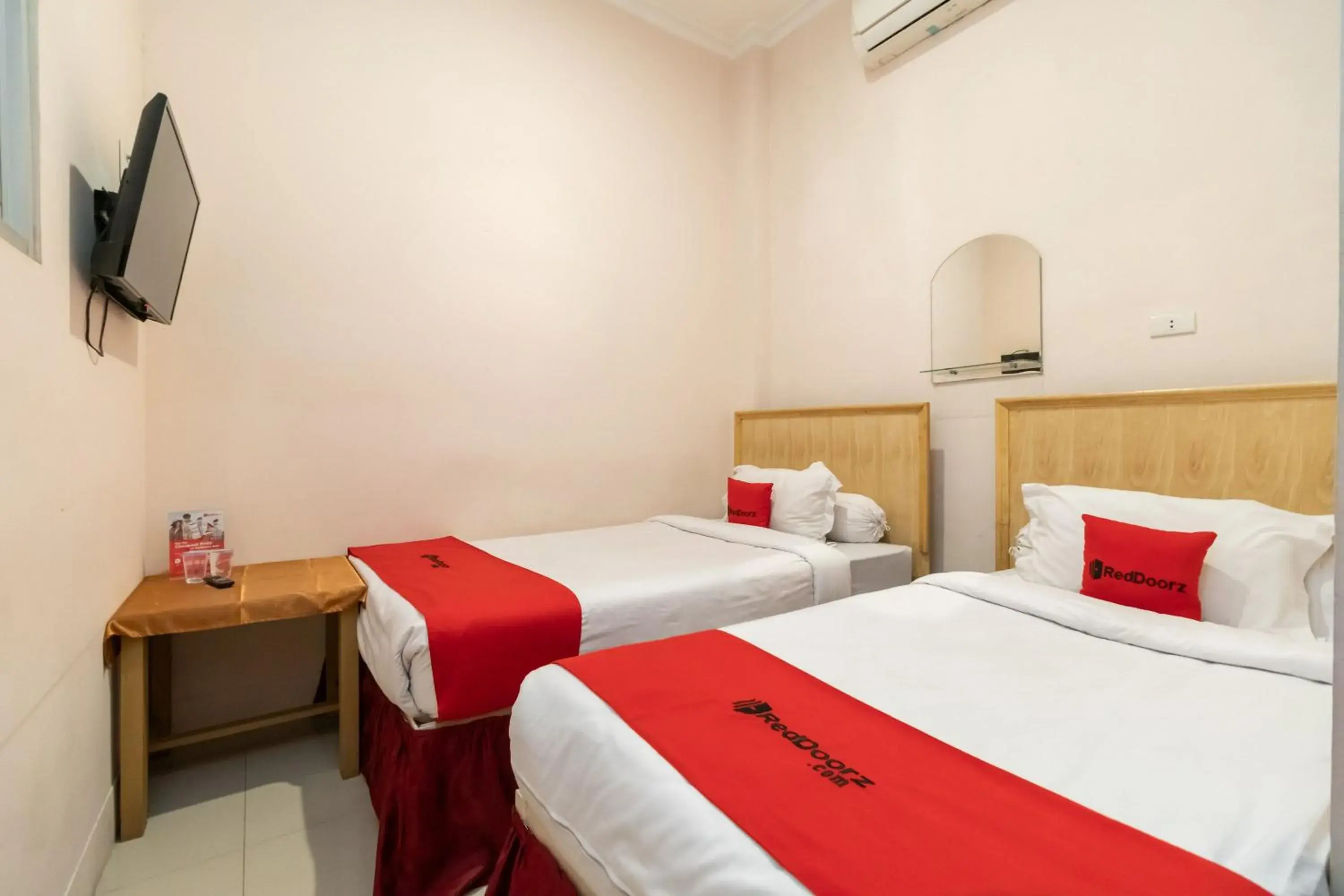 Bedroom, Bed in RedDoorz At Fella Homestay Medan