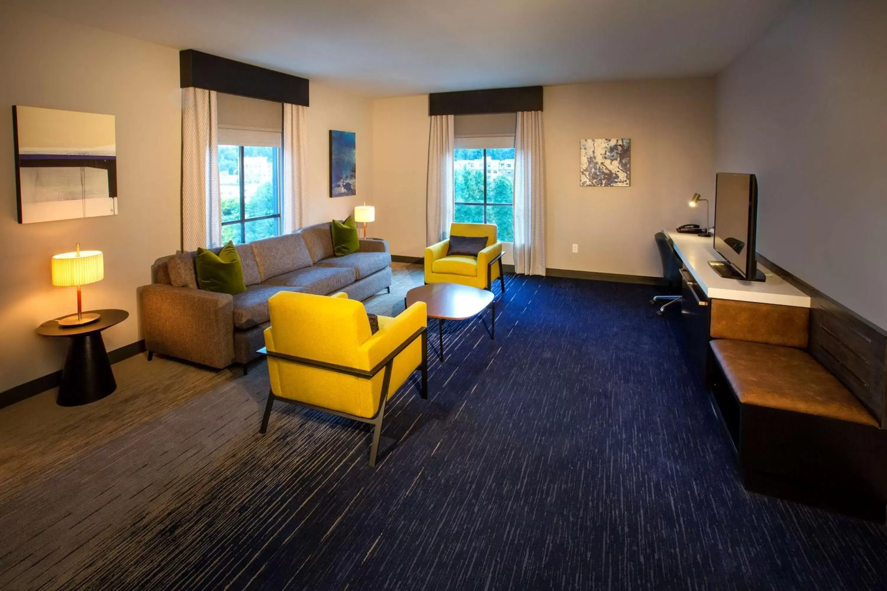 Bedroom, Seating Area in Hilton Garden Inn Redmond Town Center, Wa