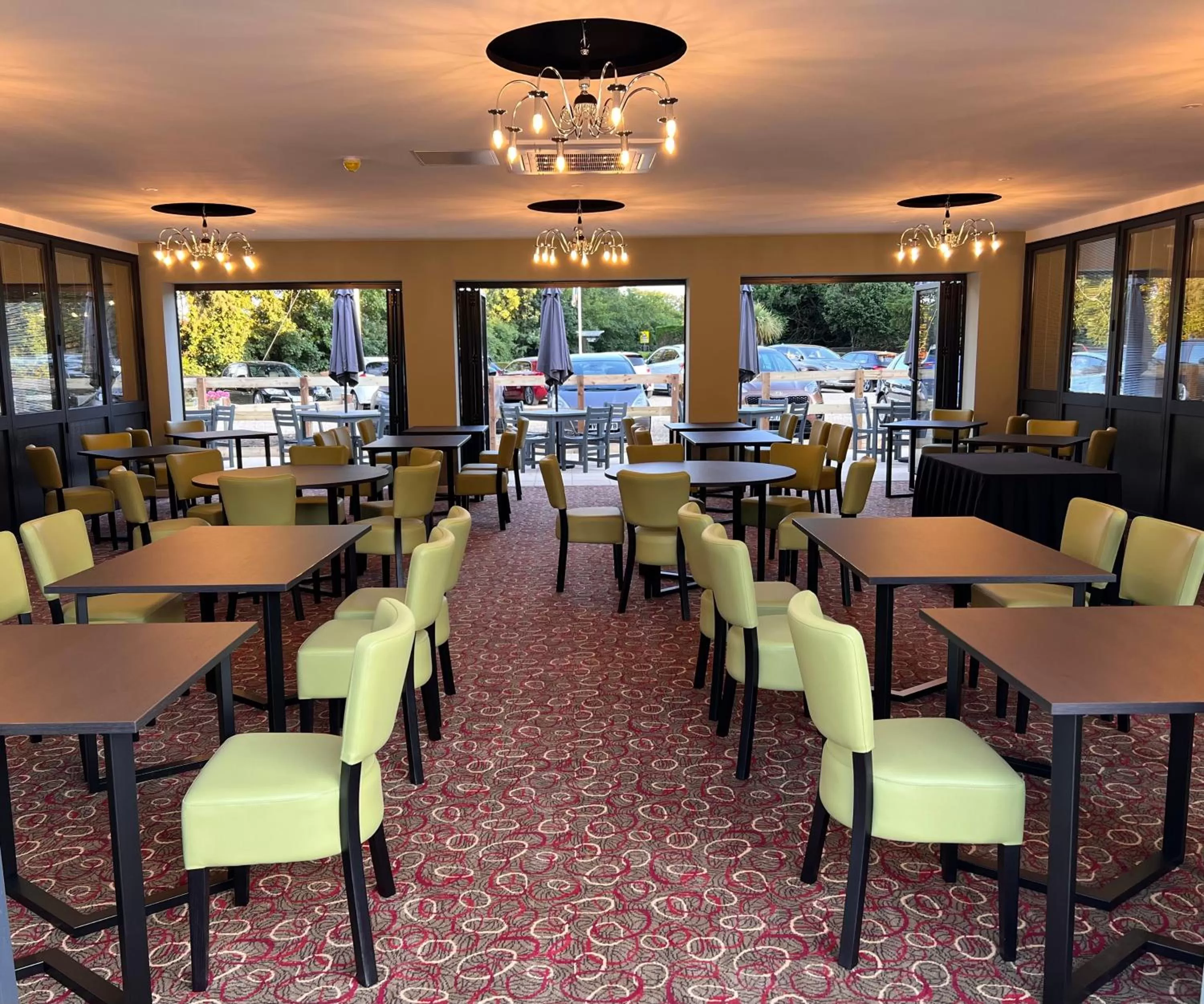 Restaurant/places to eat in South Lawn Hotel