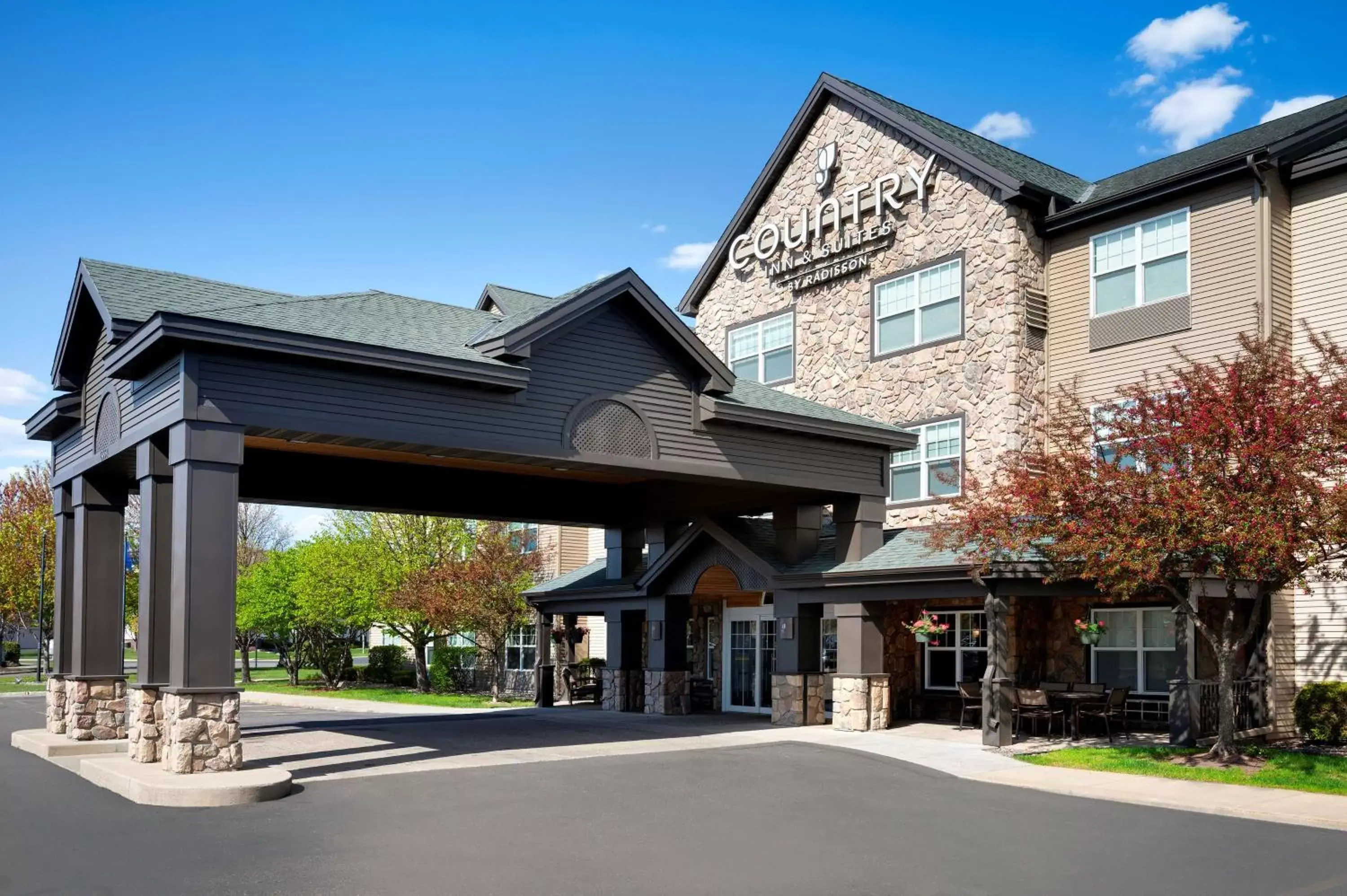 Property building in Country Inn & Suites by Radisson, Albertville, MN