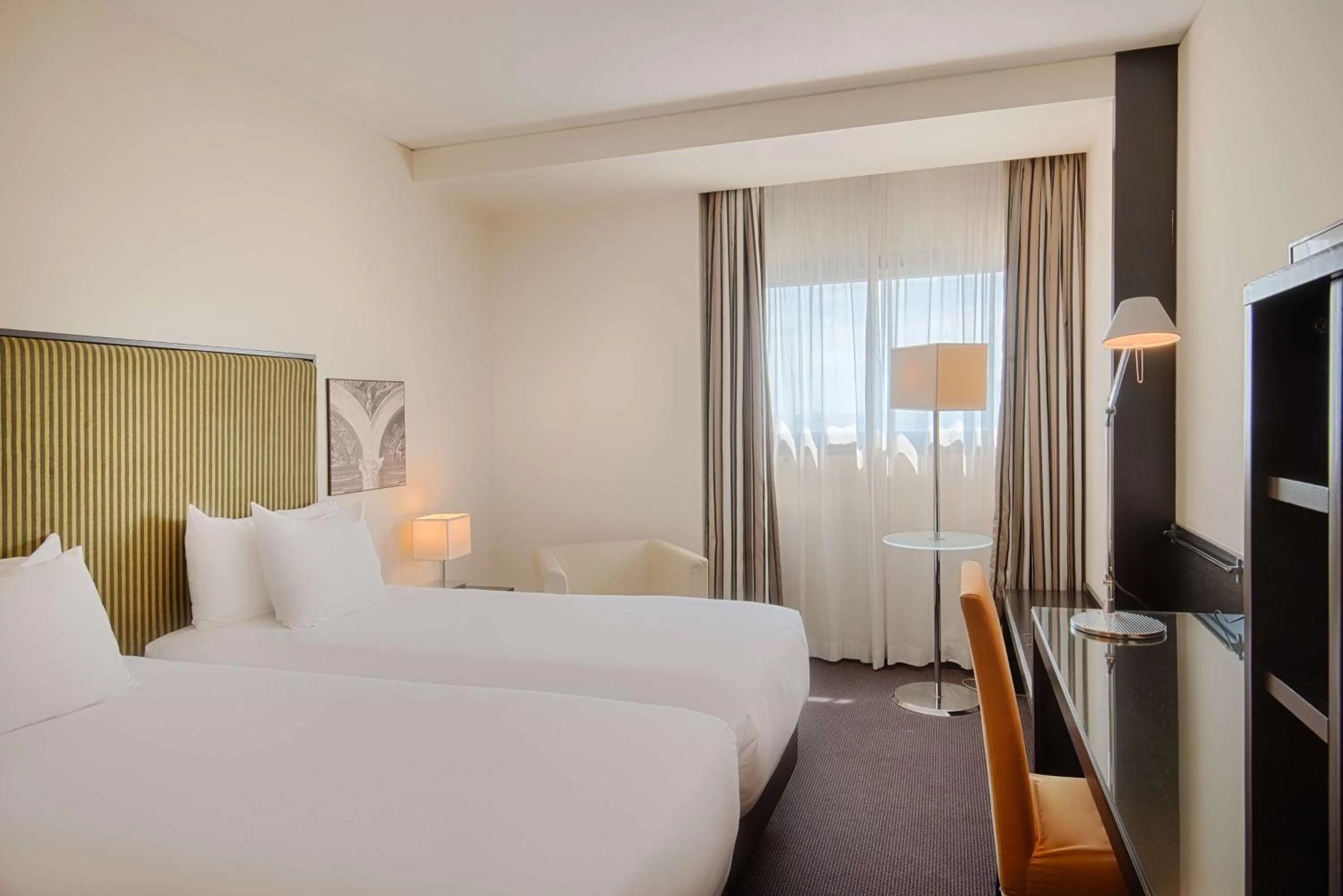 Photo of the whole room, Bed in Savhotel Mantegna Padova