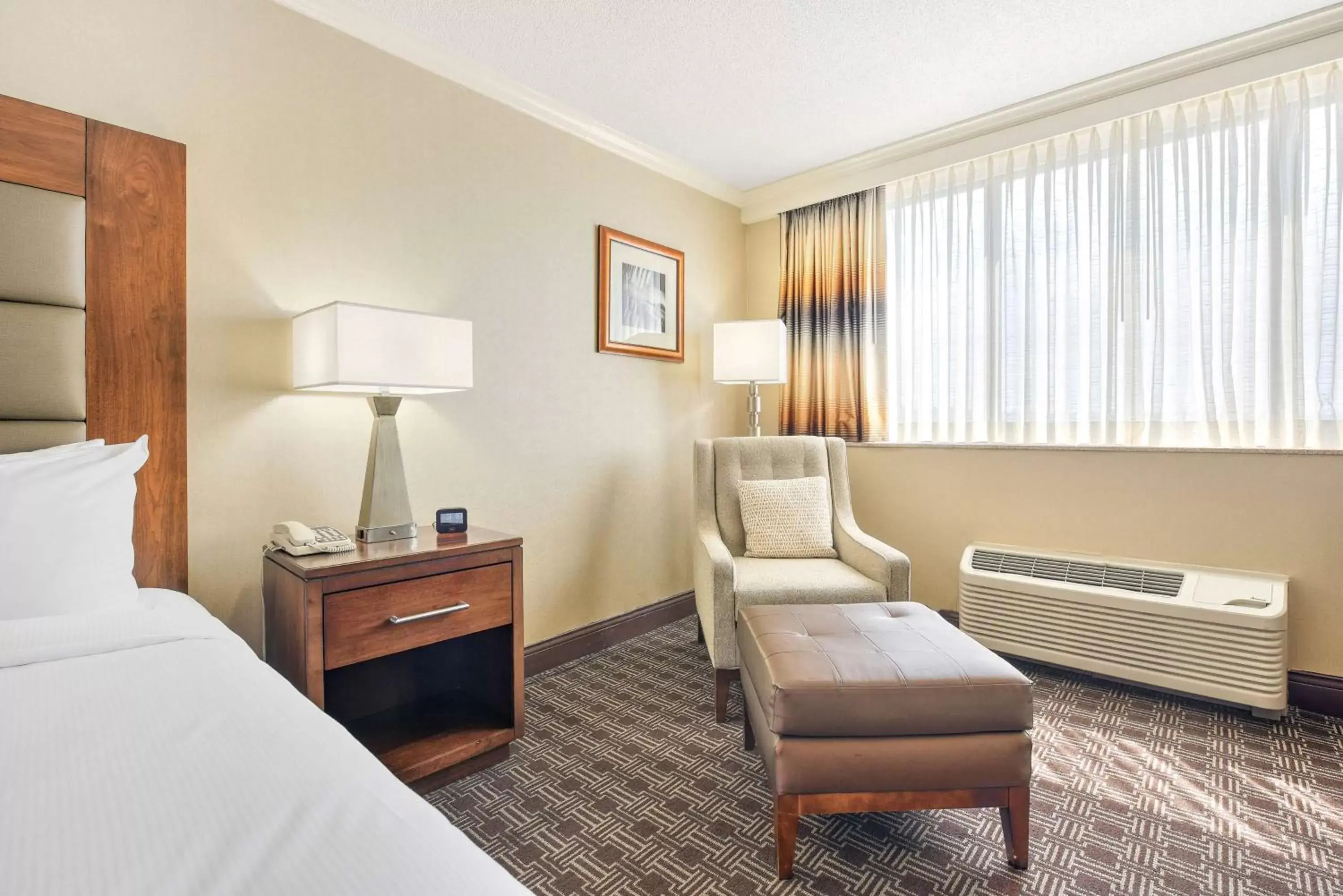 Bed, Seating Area in Hilton Arlington National Landing