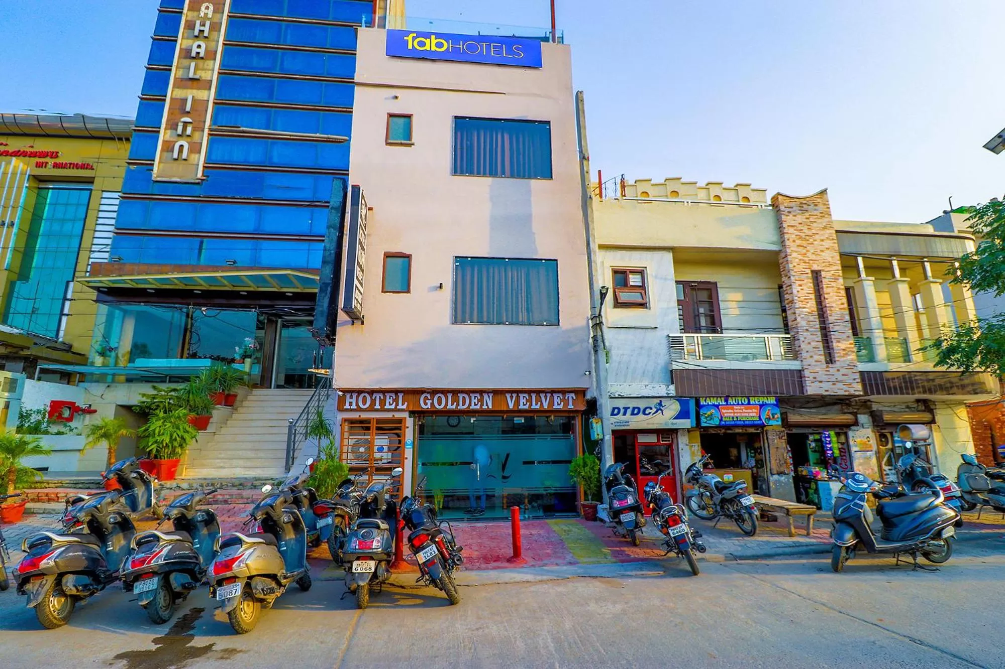 Facade/entrance, Property Building in FabHotel Golden Velvet