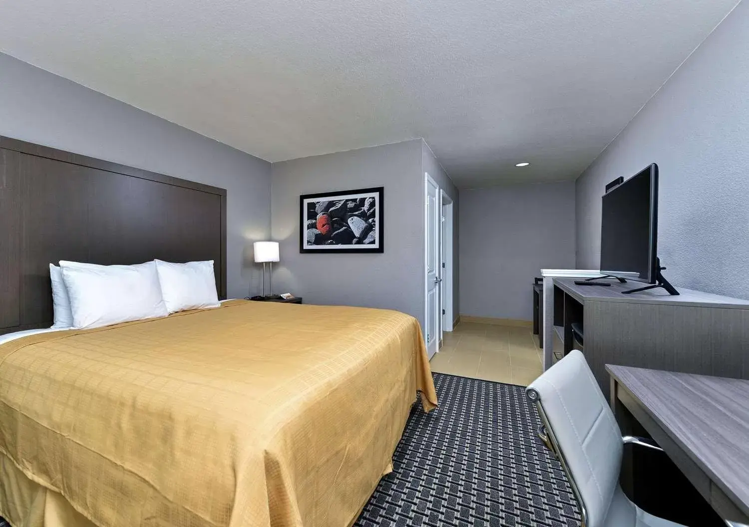 Bed in Scottish Inn & Suites Cotulla, TX
