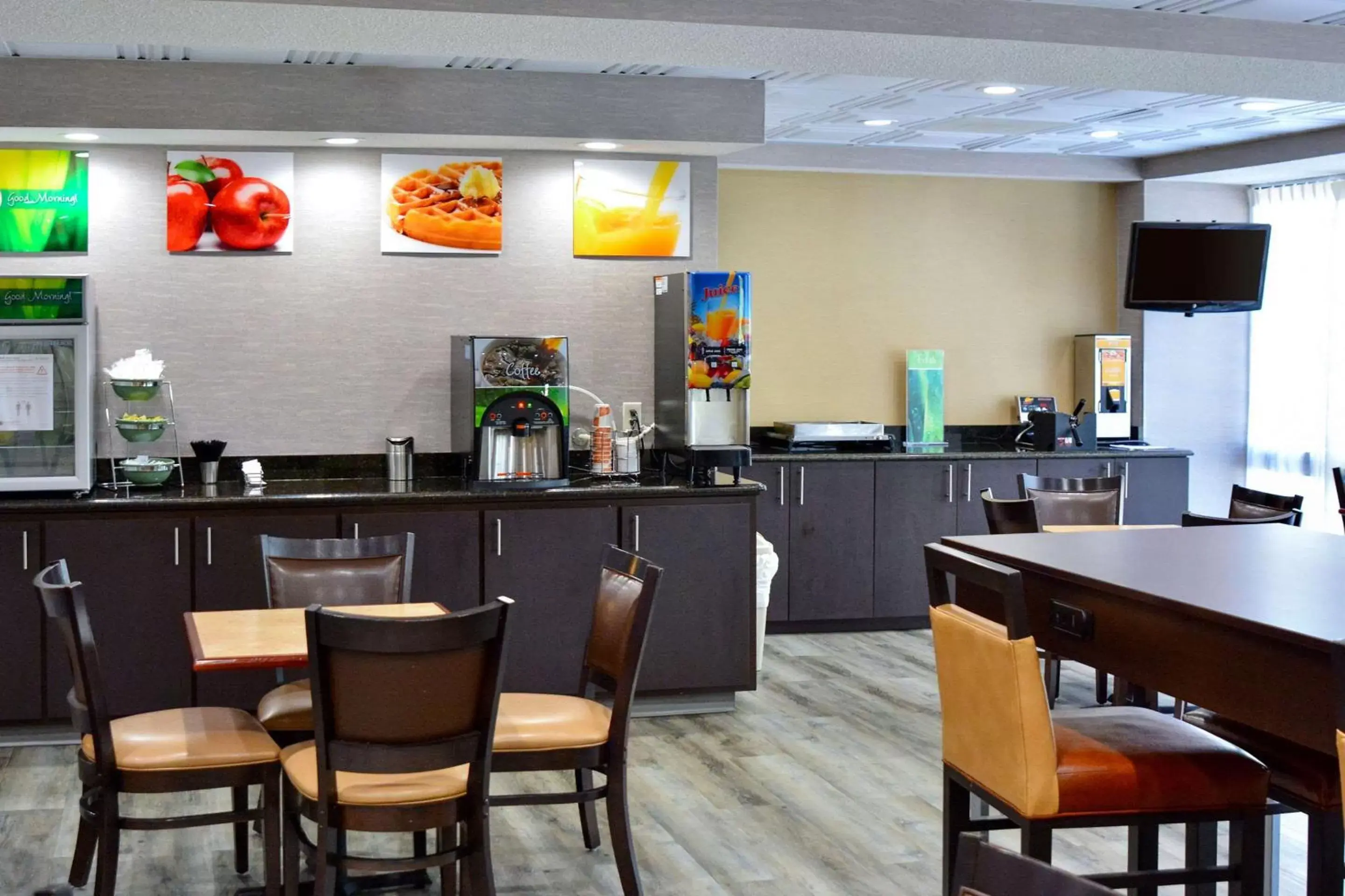 Restaurant/places to eat, Kitchen/Kitchenette in Quality Inn Union US Hwy 176