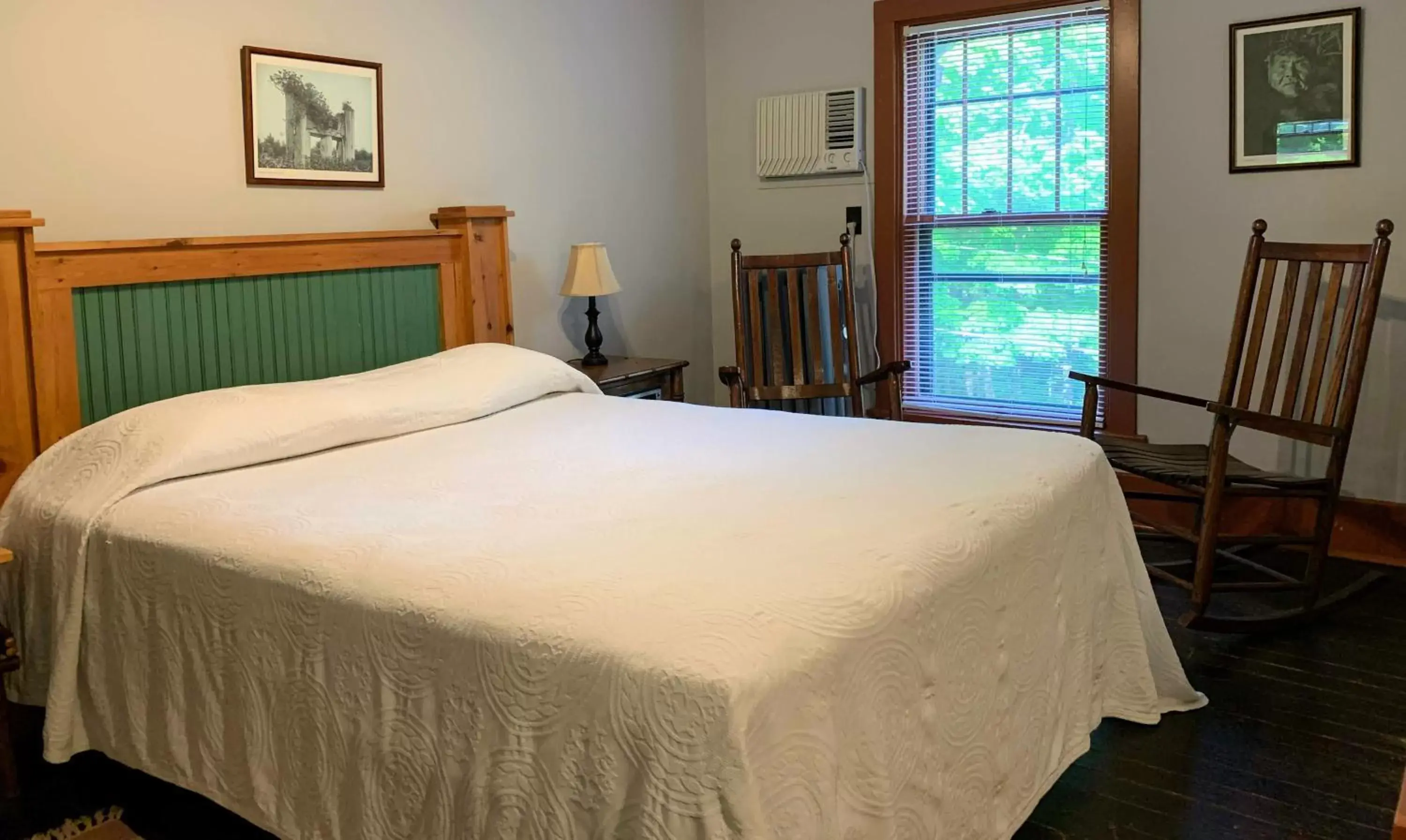 Bed in Lakeside Inn