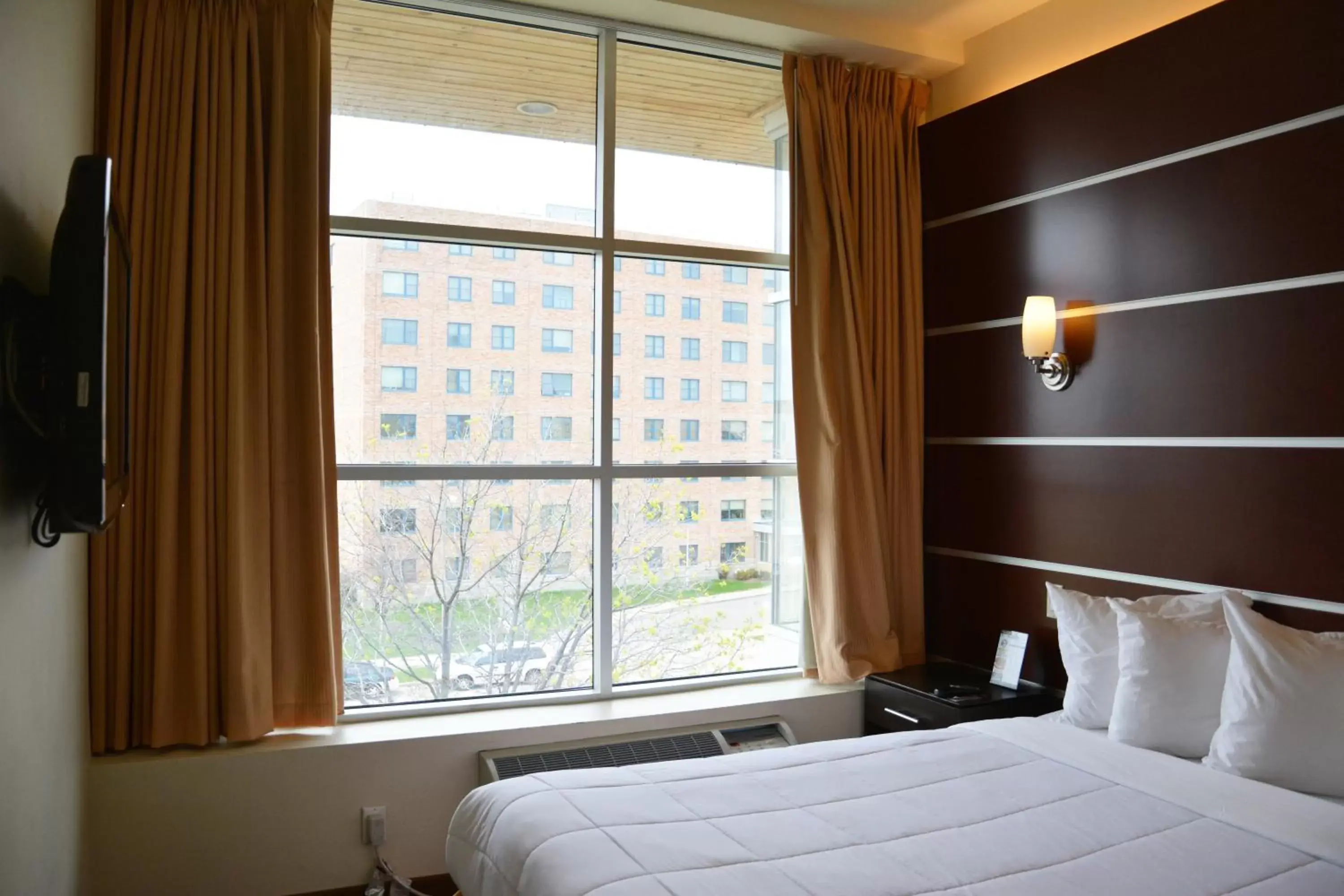 Business King Room - Non-Smoking in Days Inn & Suites by Wyndham Milwaukee