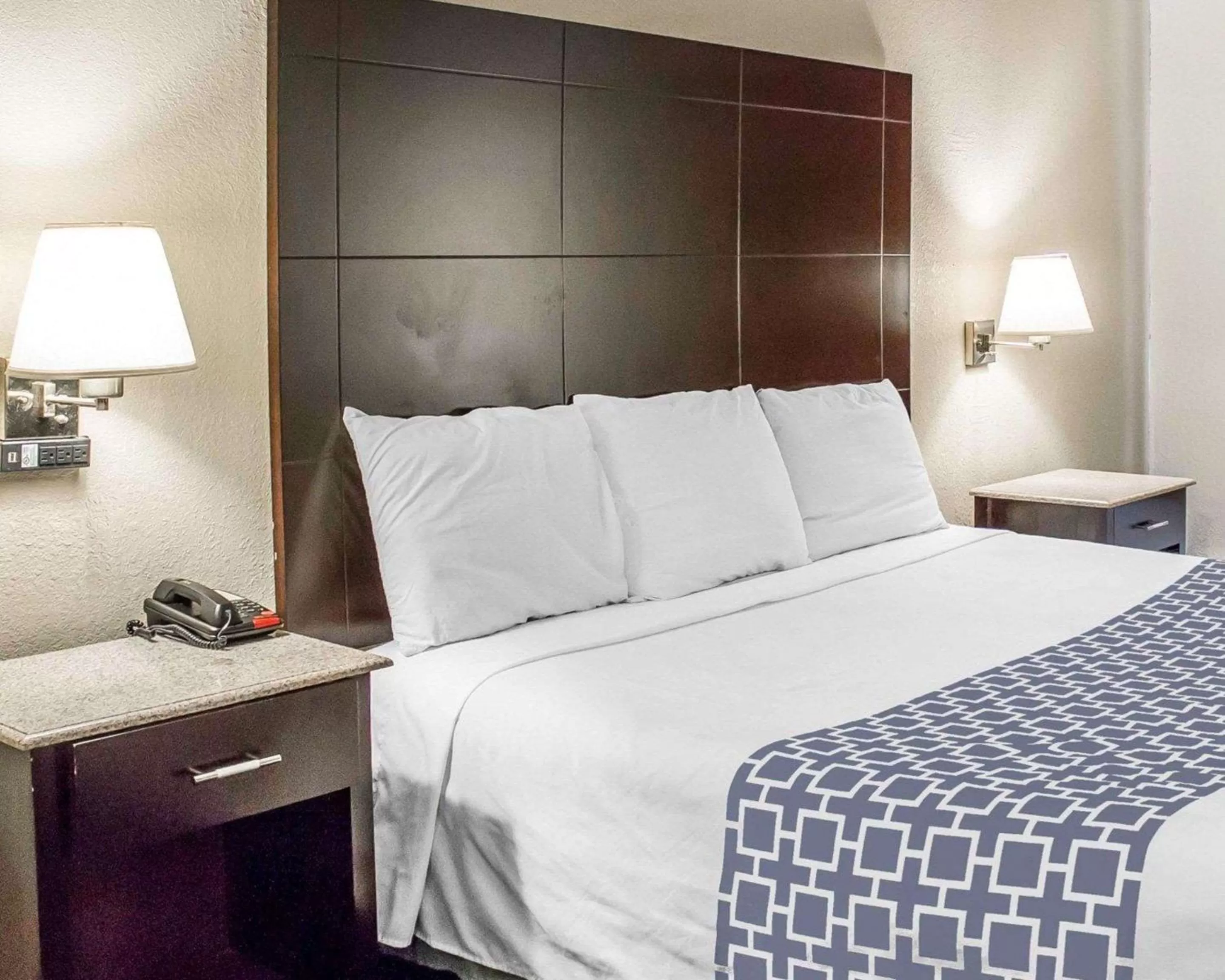 Photo of the whole room, Bed in Econo Lodge Scranton near Montage Mountain