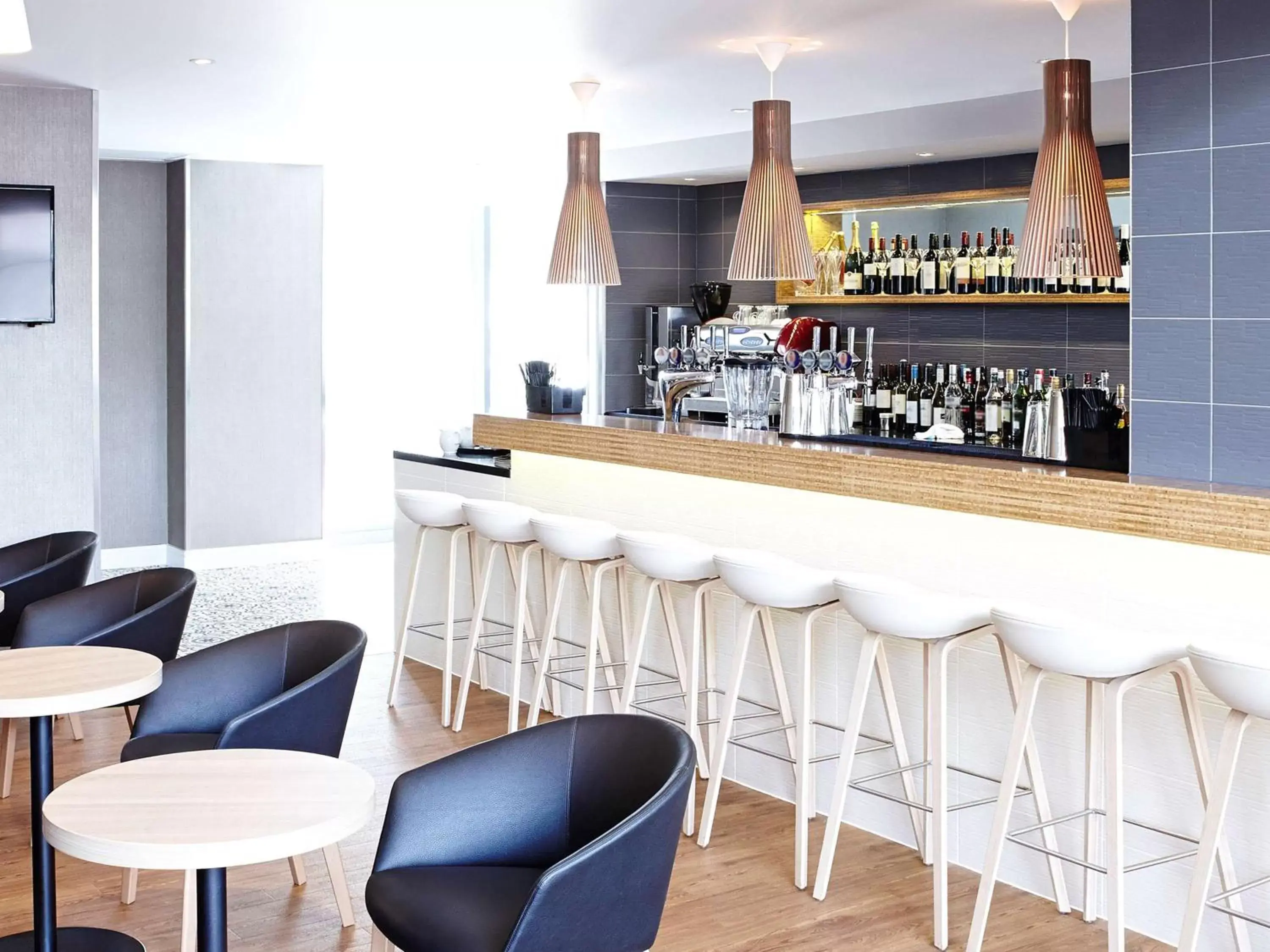 Restaurant/places to eat, Lounge/Bar in Novotel London Wembley