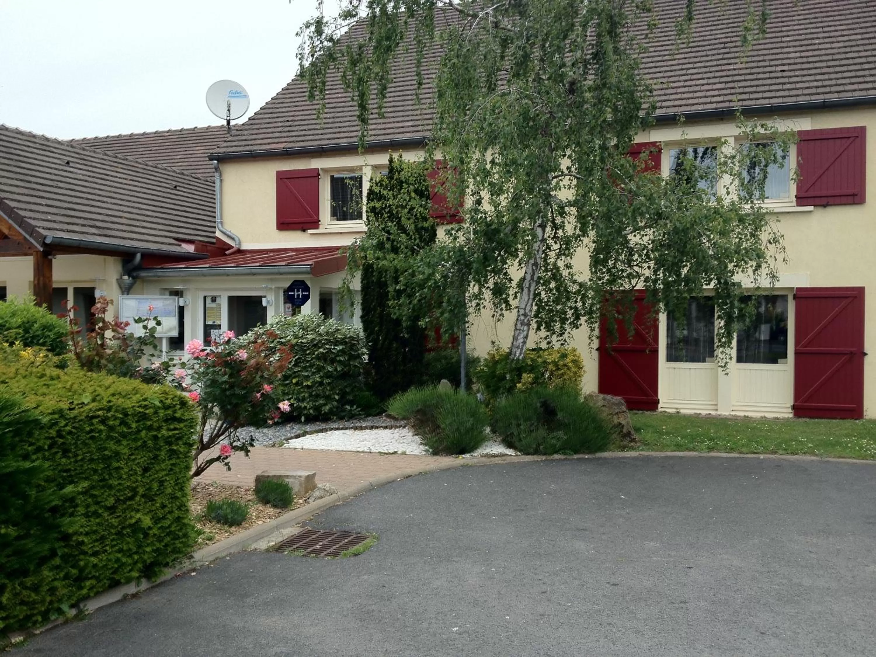 Facade/entrance in Logis - Hôtel & Restaurant des Lacs Paris Sud
