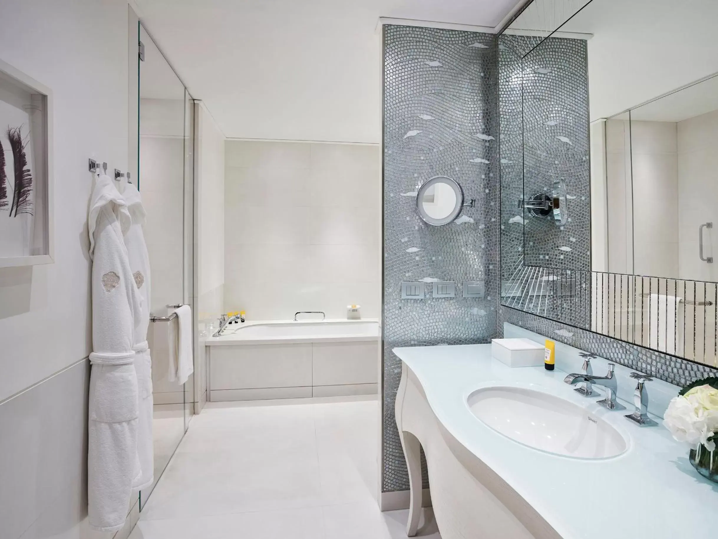 Bathroom in Hotel Principe Di Savoia - Dorchester Collection