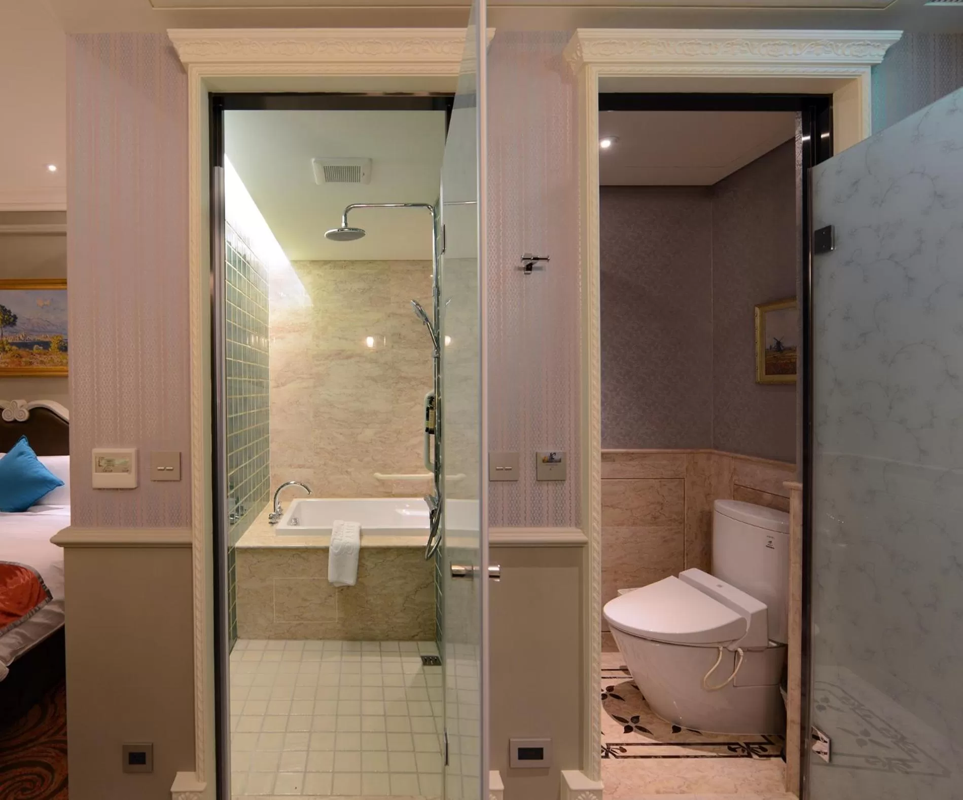 Toilet in Golden Tulip RS Boutique Hotel-Tainan