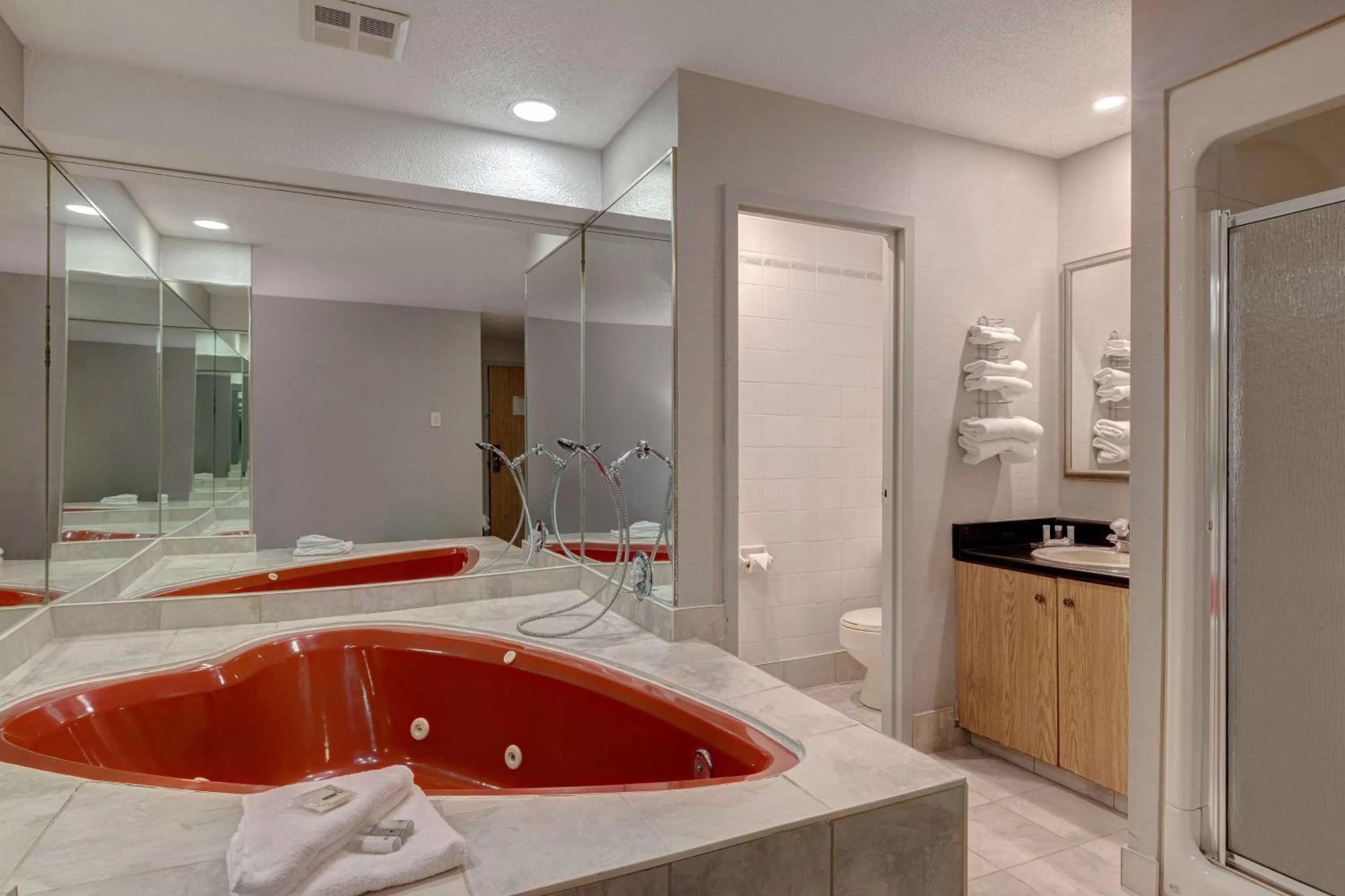 TV and multimedia in Days Inn by Wyndham Niagara Falls Near The Falls