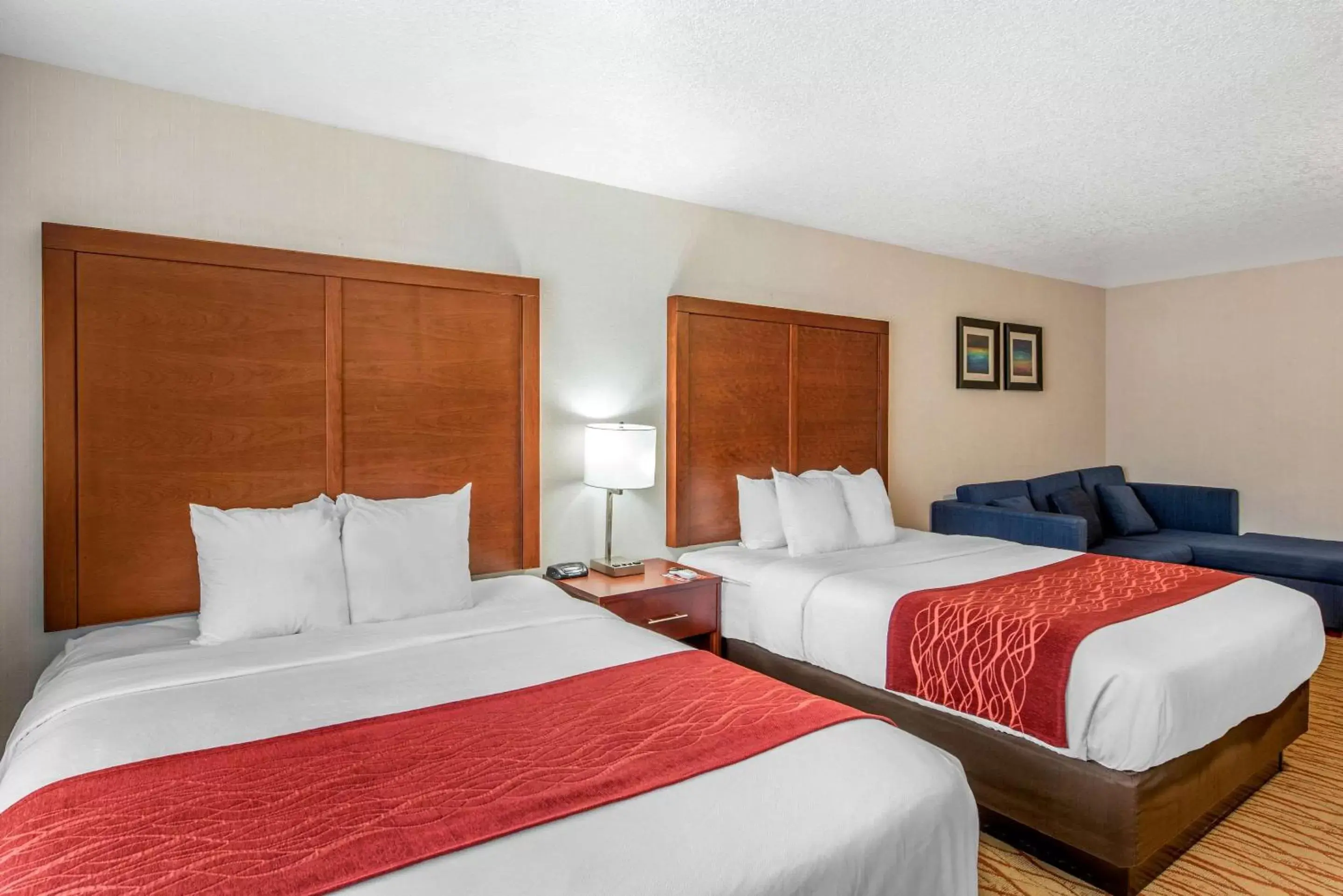 Photo of the whole room, Bed in Comfort Inn Mount Shasta Area