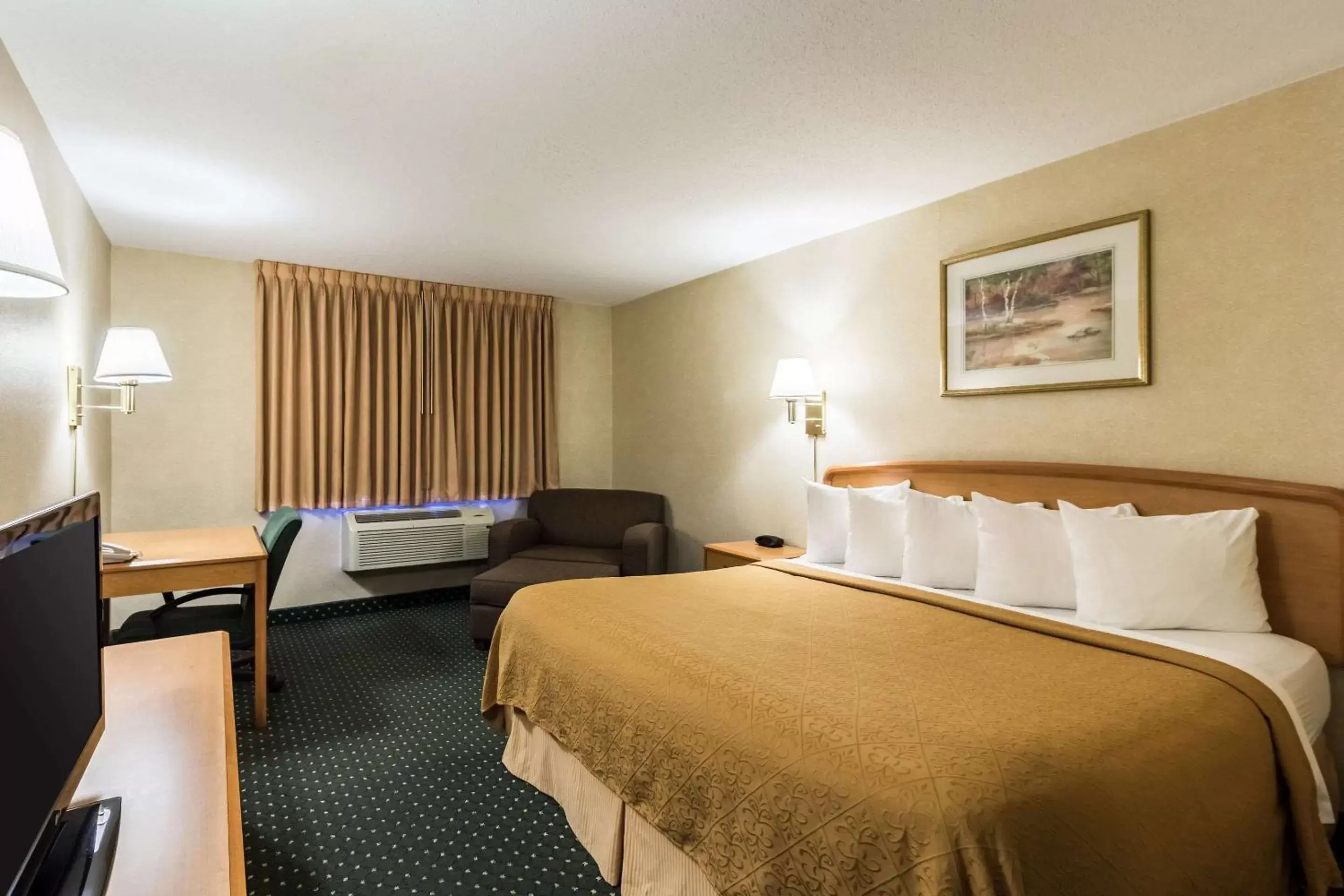 Photo of the whole room, Bed in Quality Inn Columbia Mall