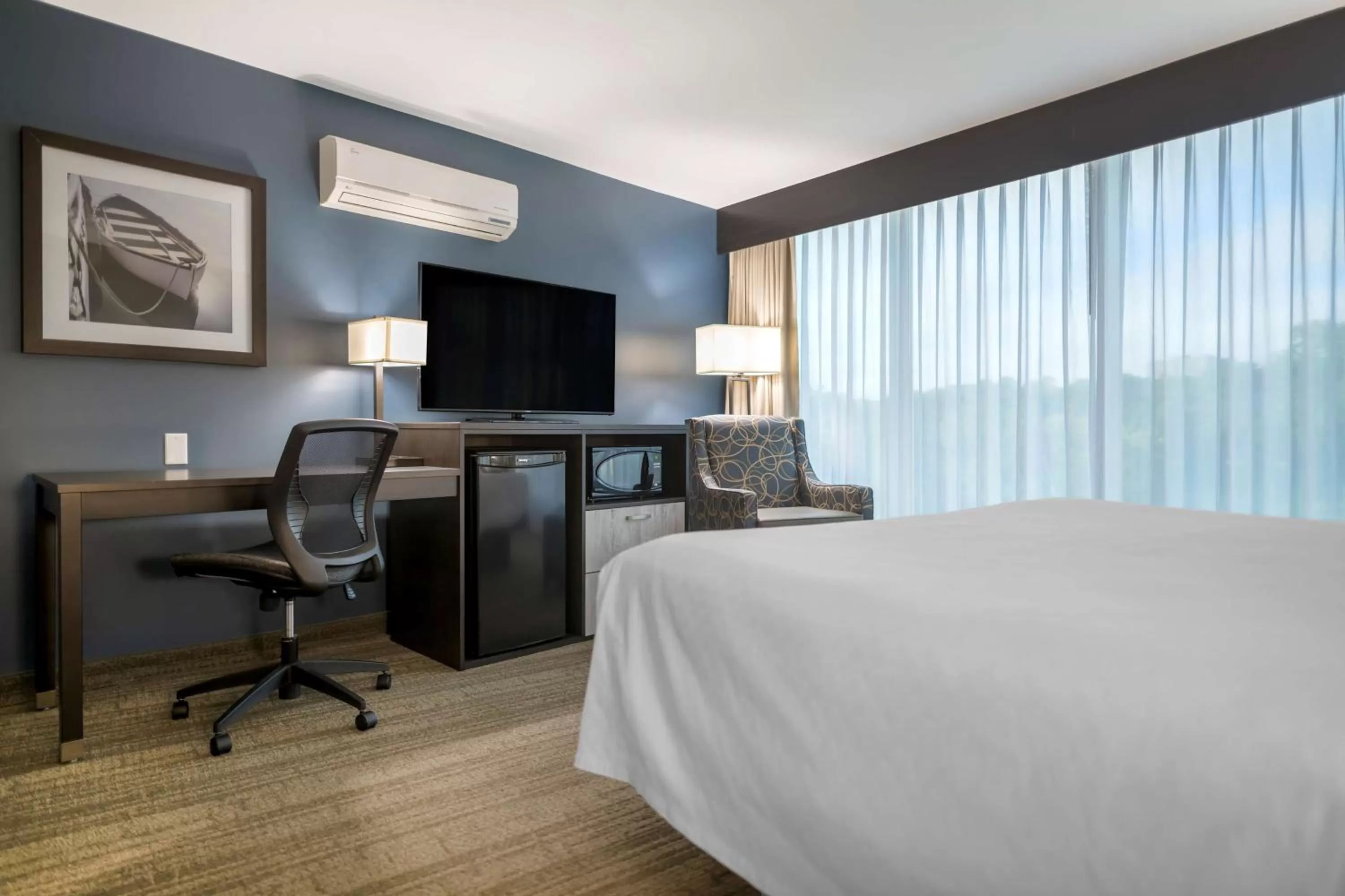 Bedroom, Bed in Best Western Plus Chocolate Lake Hotel - Halifax