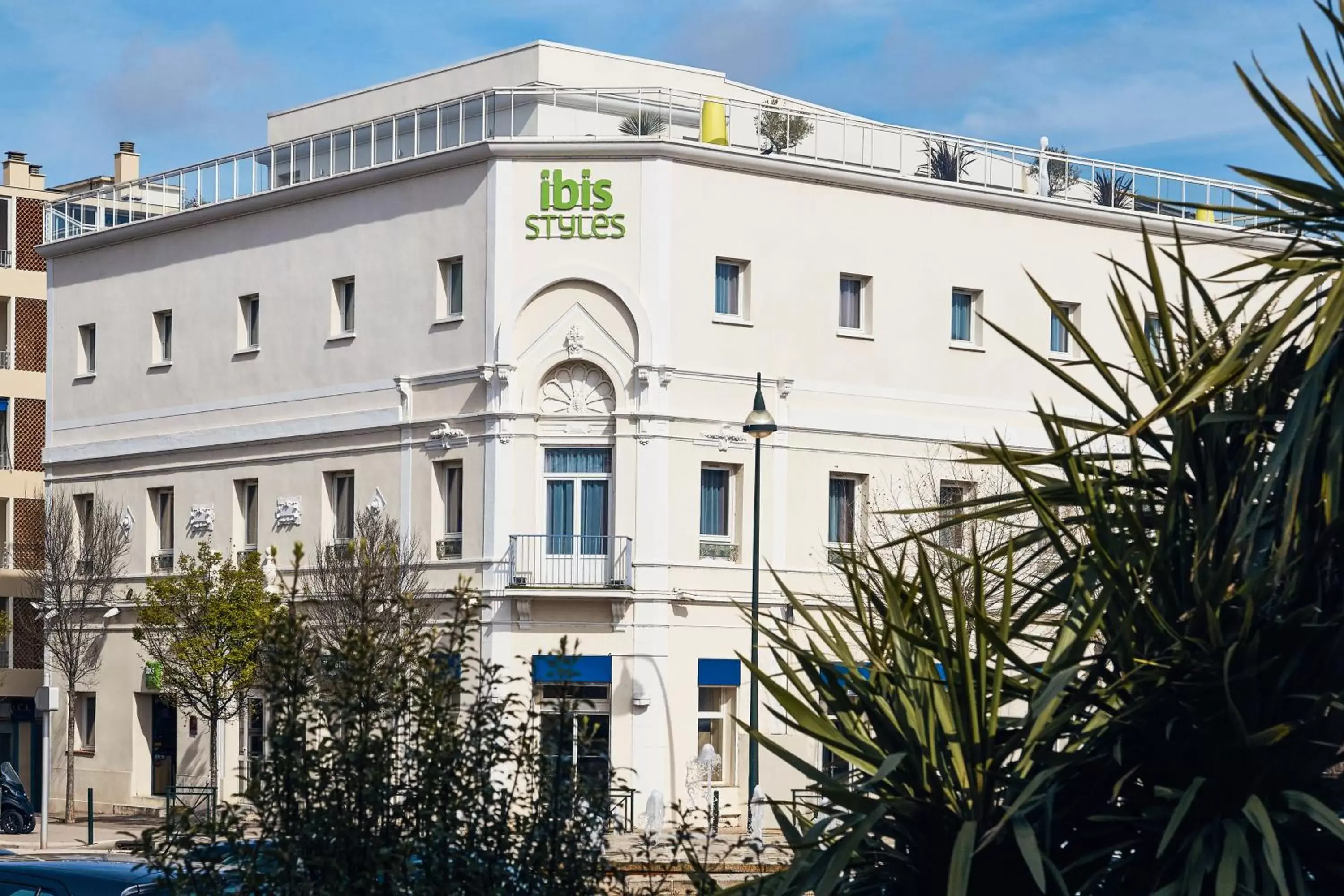 Facade/entrance, Property Building in Ibis Styles Hyères Rooftop & Spa