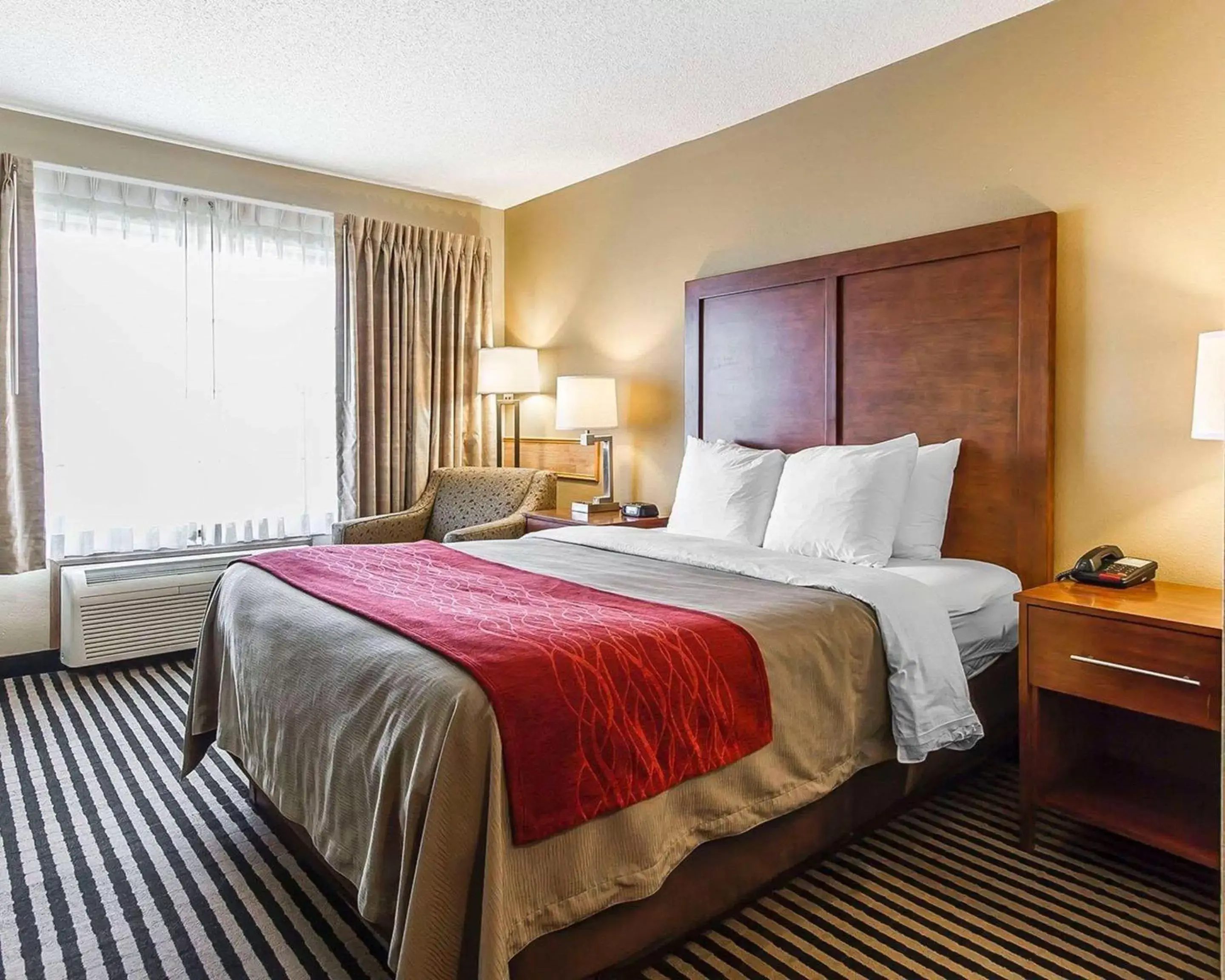 Photo of the whole room, Bed in Comfort Inn Owatonna near Medical Center