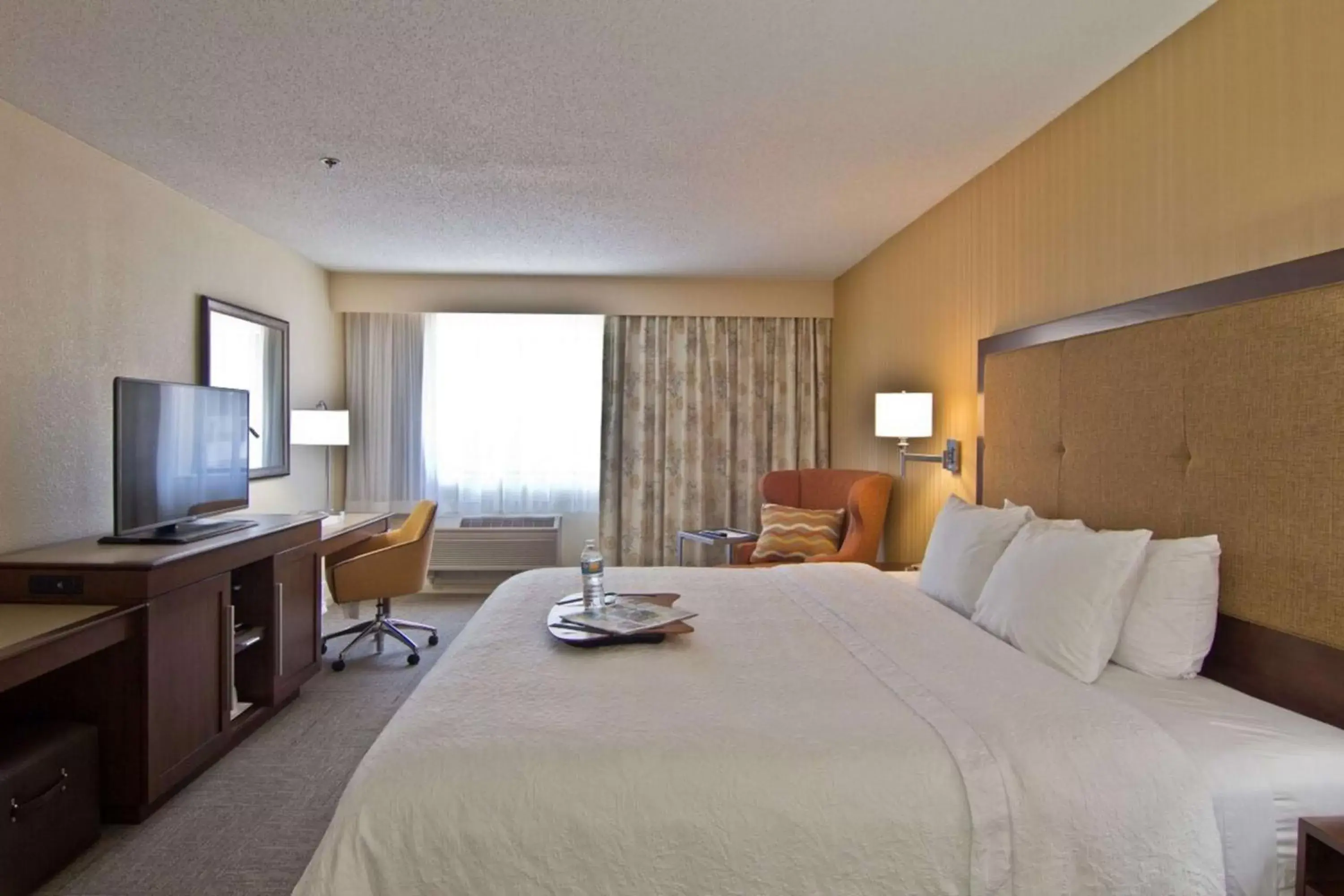 Bed, TV/Entertainment Center in Hampton Inn & Suites Chillicothe