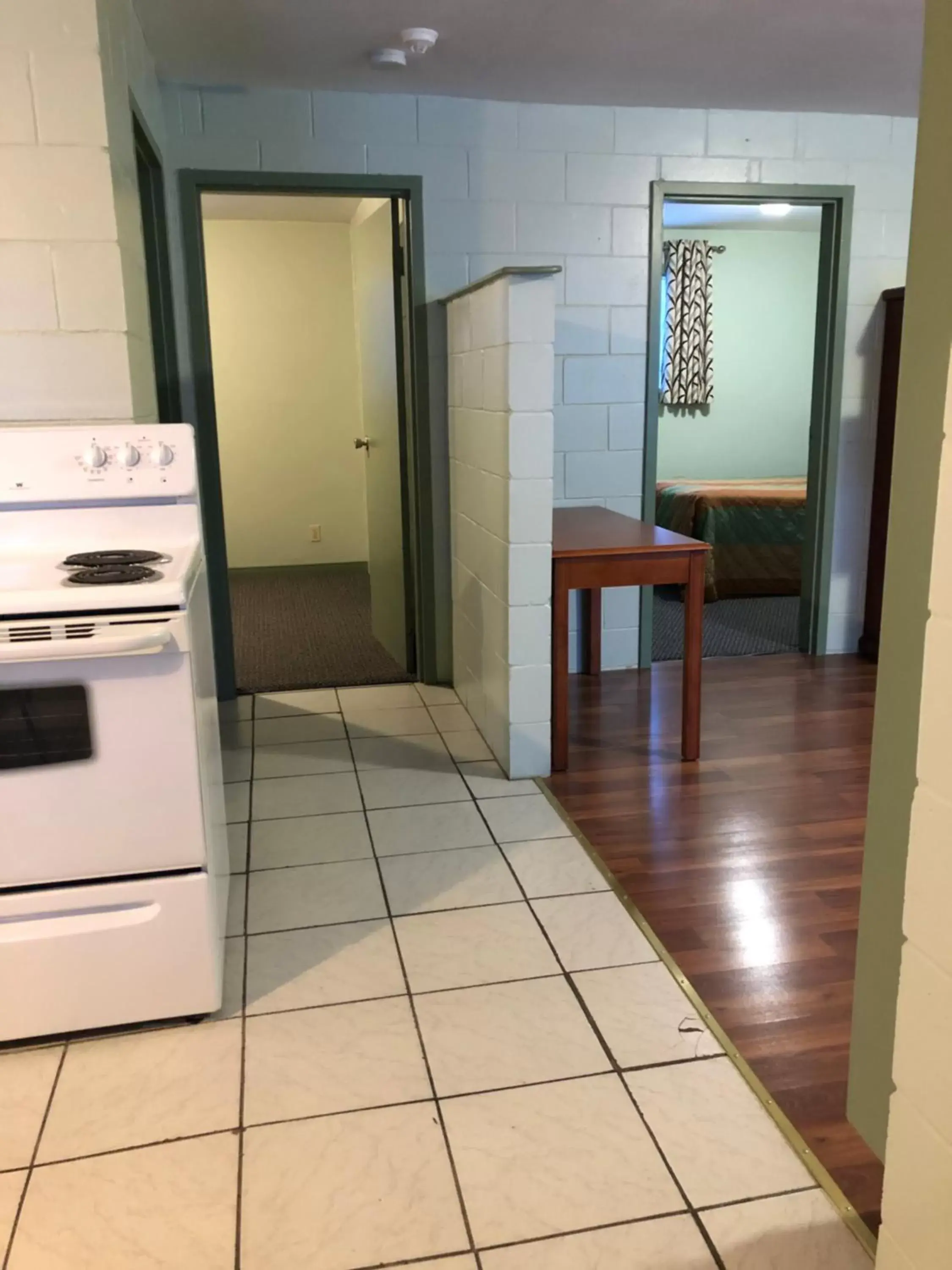 Kitchen/Kitchenette in Chimo Motel