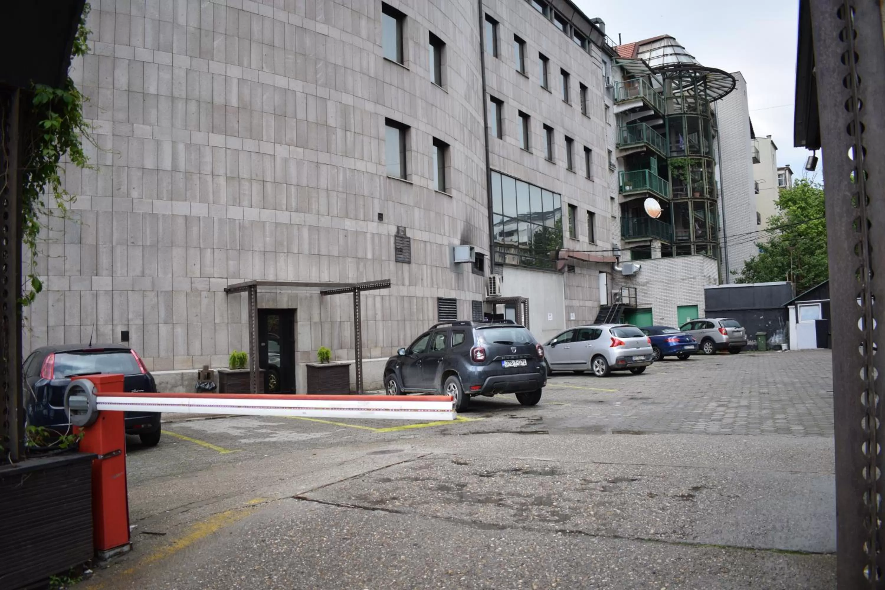 Parking in Queen's Astoria Design Hotel