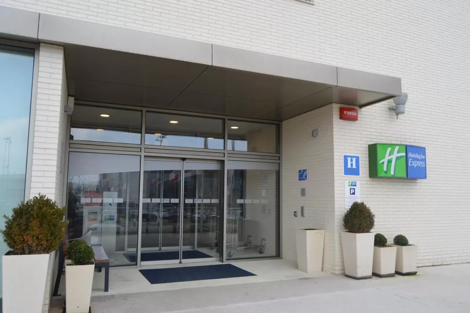 Facade/entrance in Holiday Inn Express Vitoria