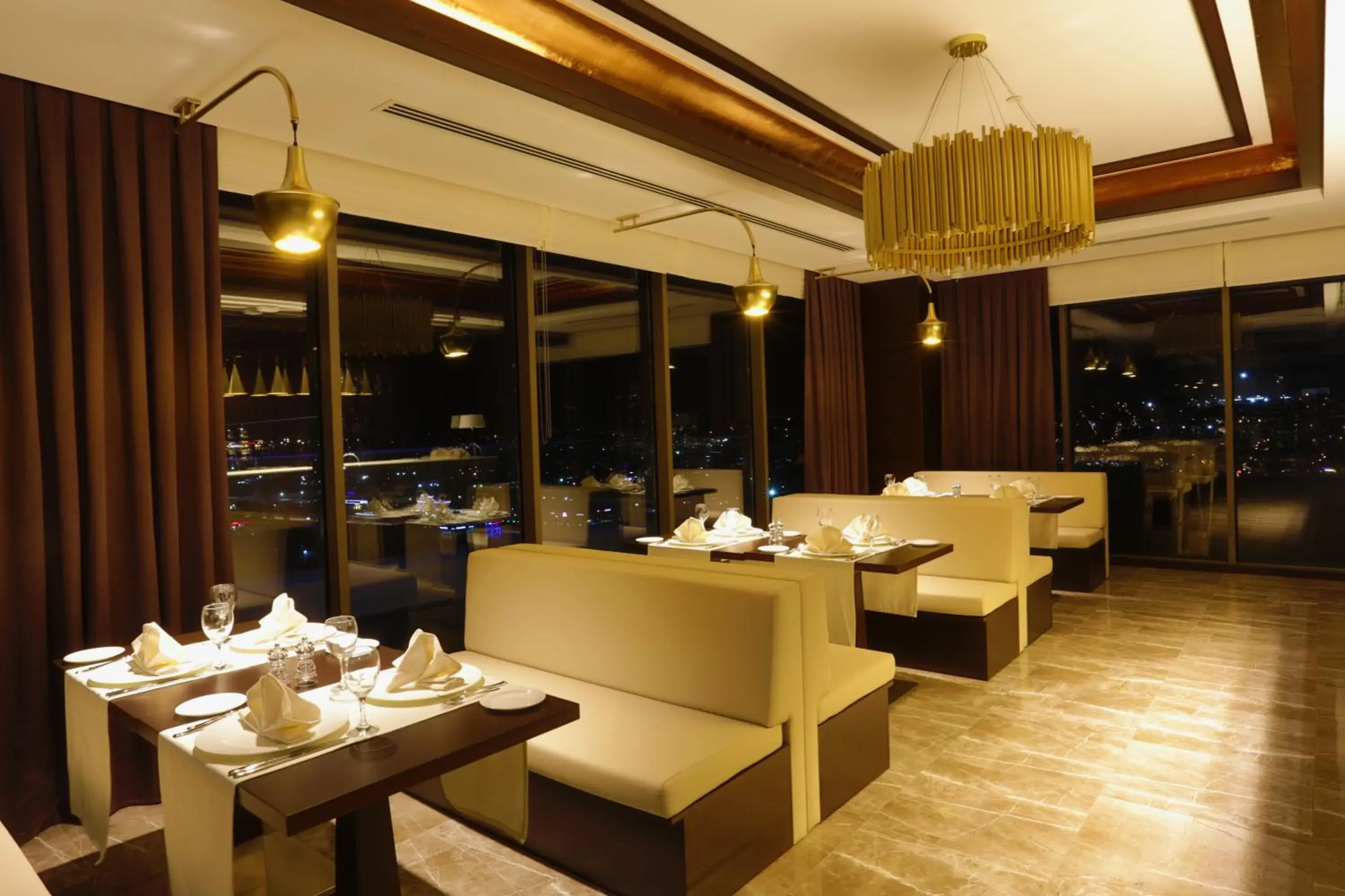 Lounge or bar, Restaurant/Places to Eat in Royal Stay Palace Hotel