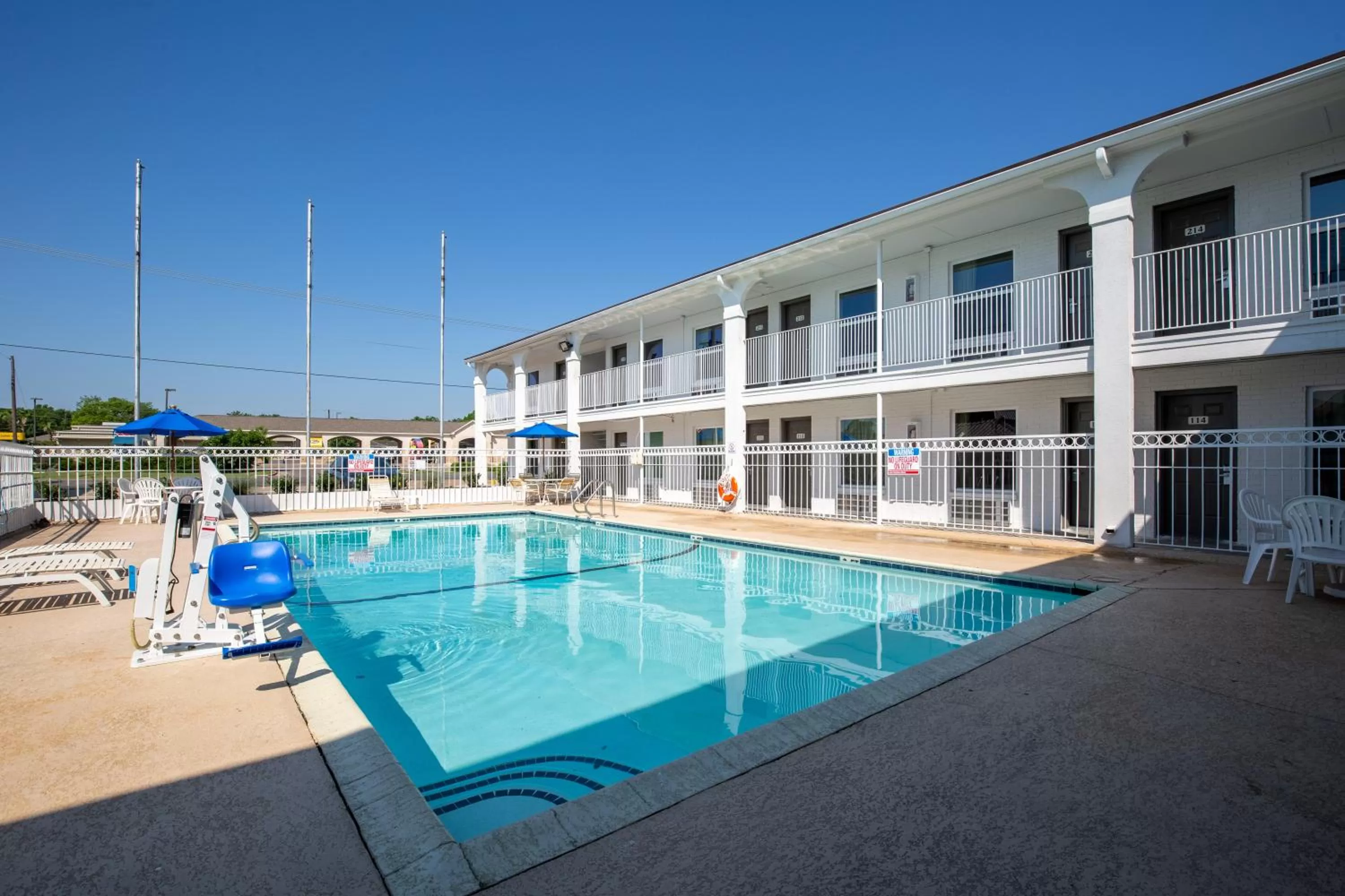 Swimming pool in Motel 6-Bryan, TX - University Area