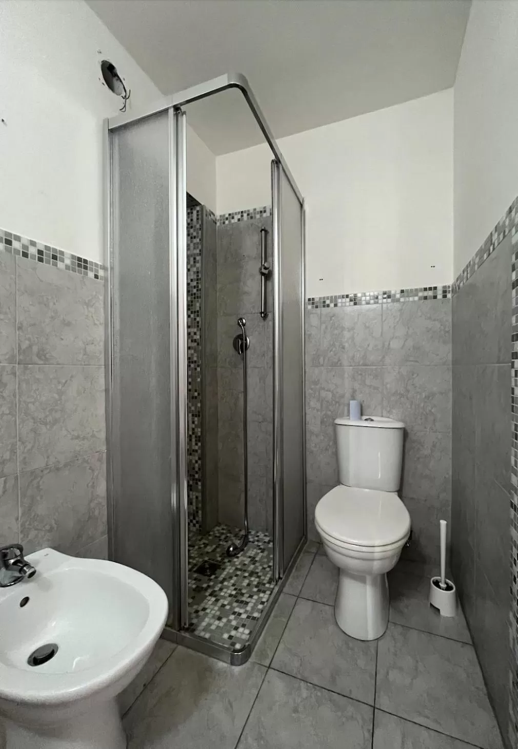 Shower, Bathroom in Il giardino e gli affreschi
