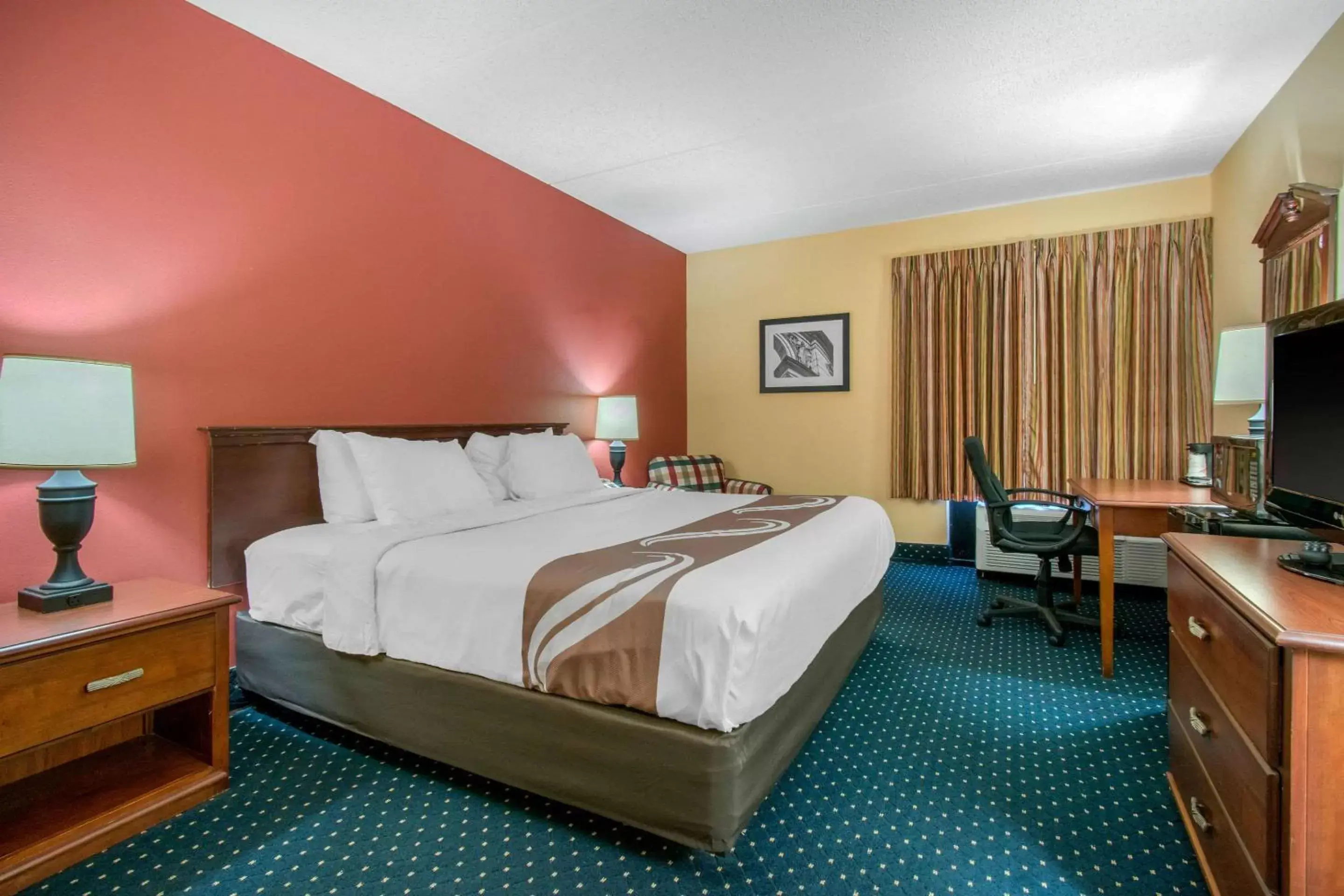 Photo of the whole room, Bed in Quality Inn Carlisle PA