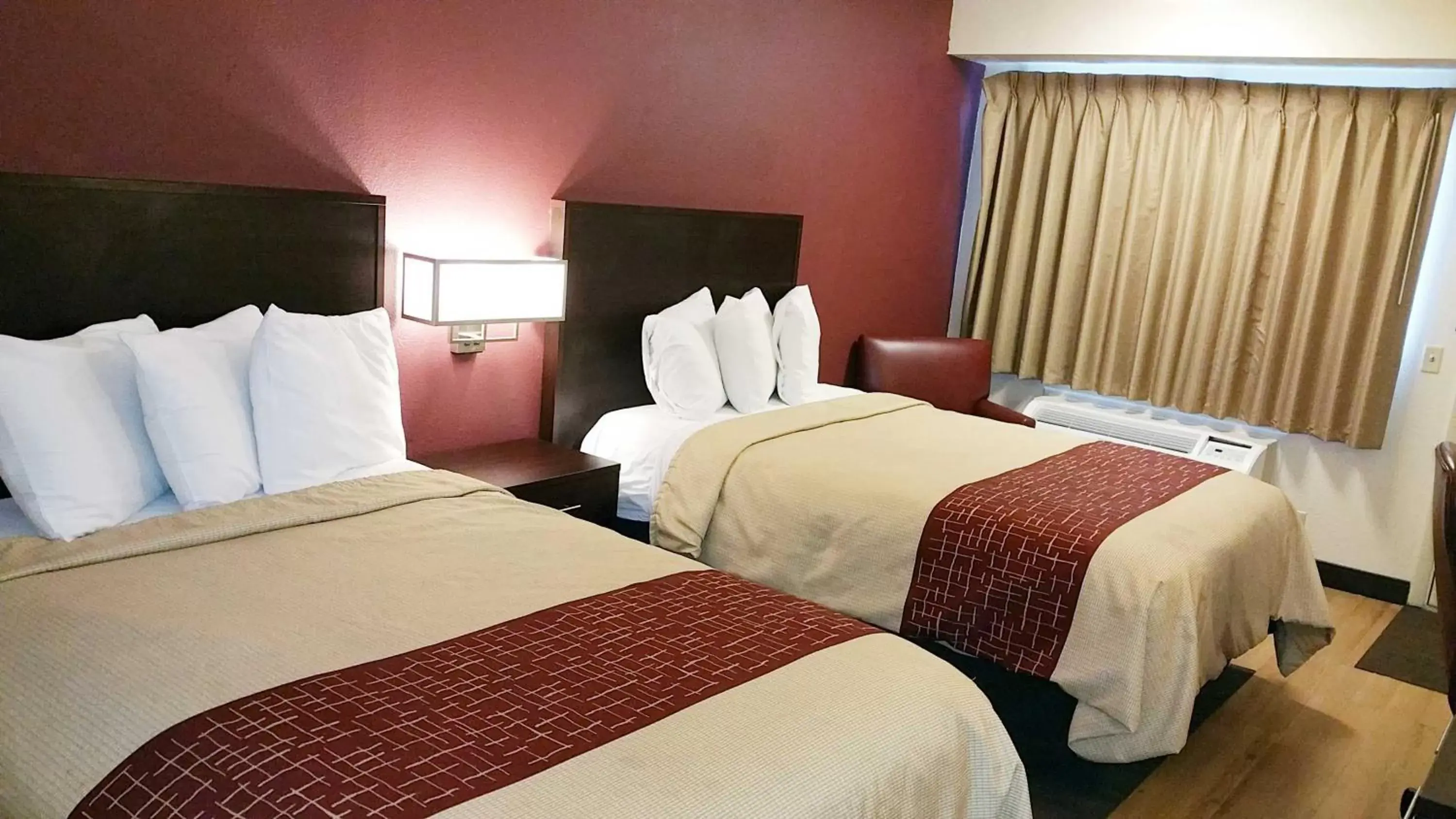 Photo of the whole room, Room Photo in Red Roof Inn PLUS Chicago - Hoffman Estates