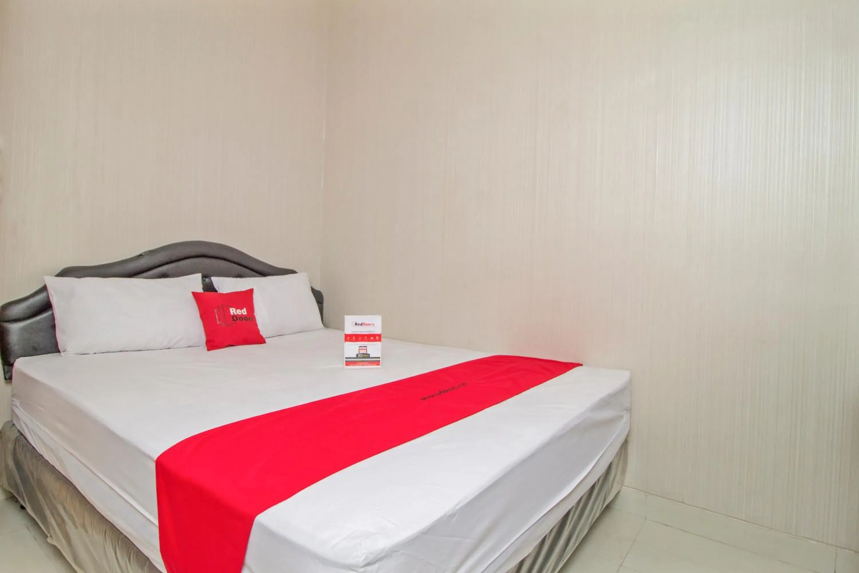 Bedroom, Bed in RedDoorz @ Mangga Besar 2