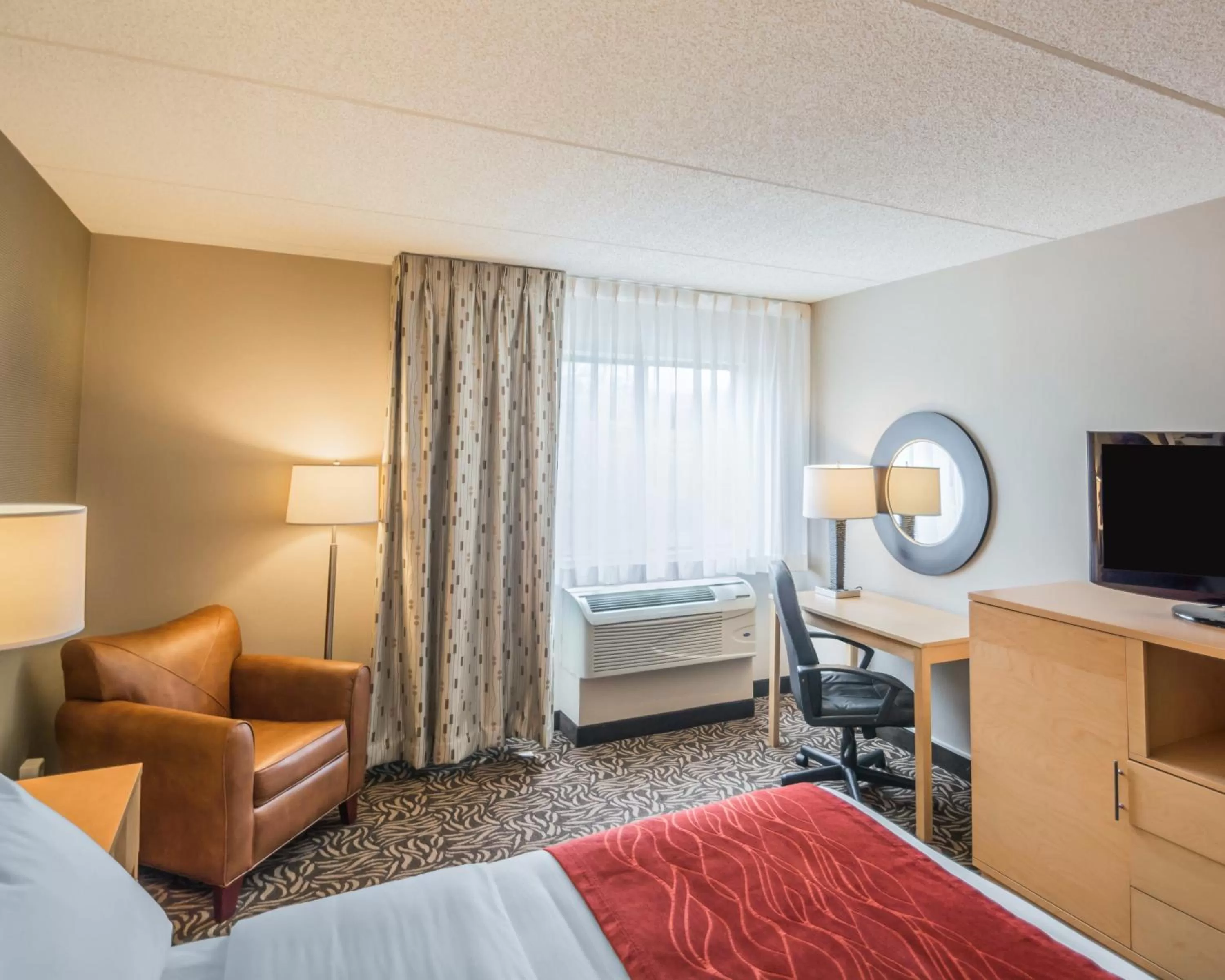 Seating area, Bed in Comfort Inn - NYS Fairgrounds