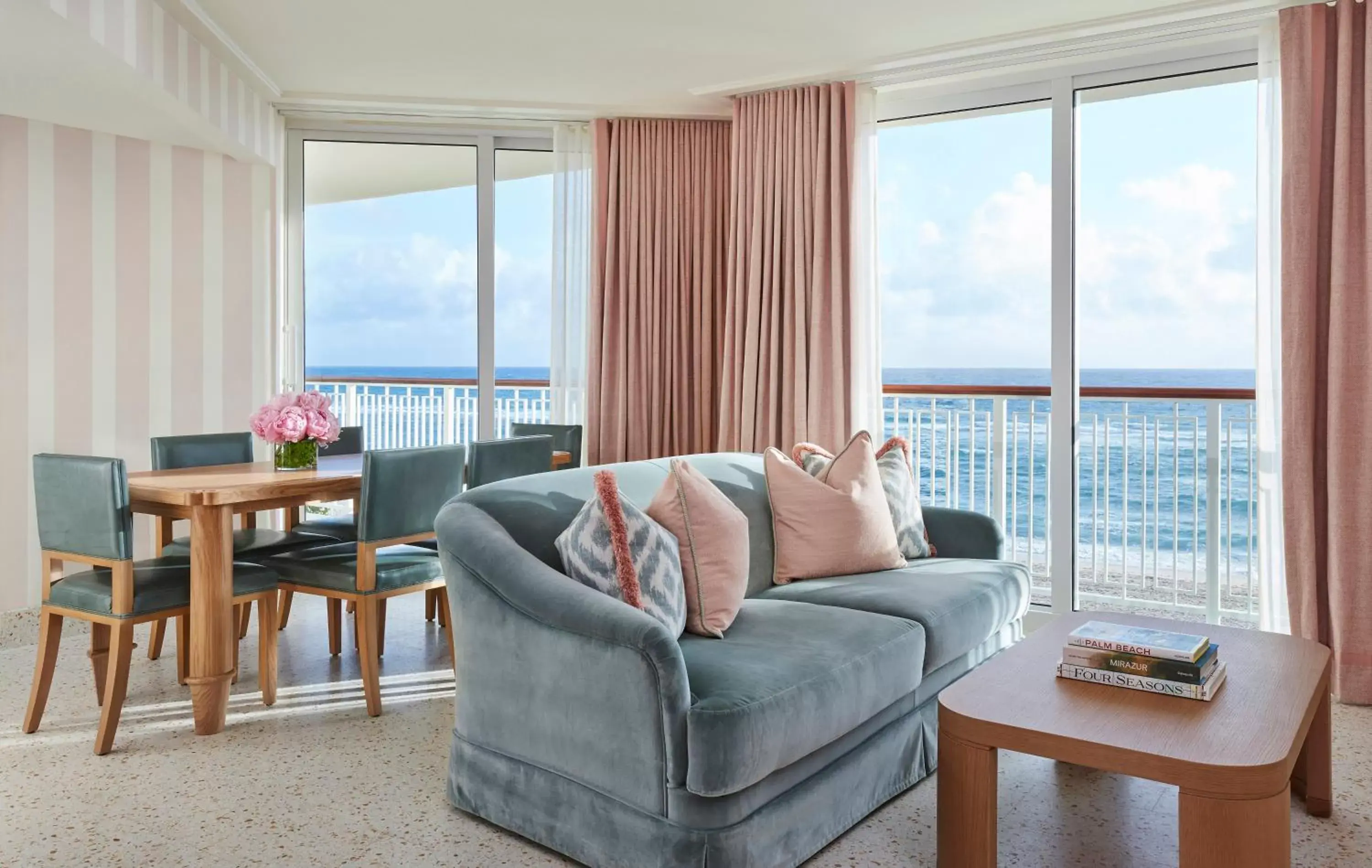 Living room, Sea View in Four Seasons Resort Palm Beach