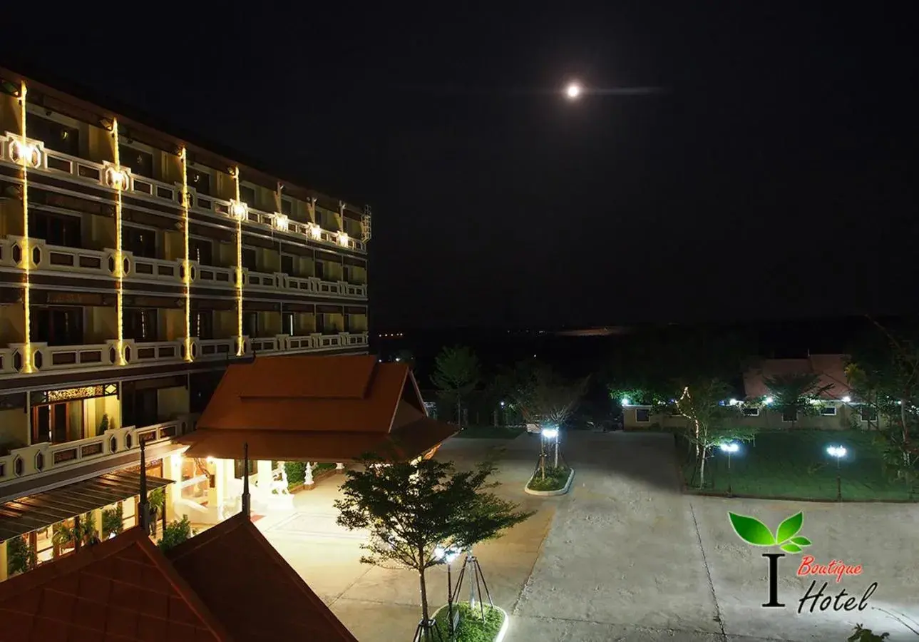 Property building, Pool View in i Boutique Hotel